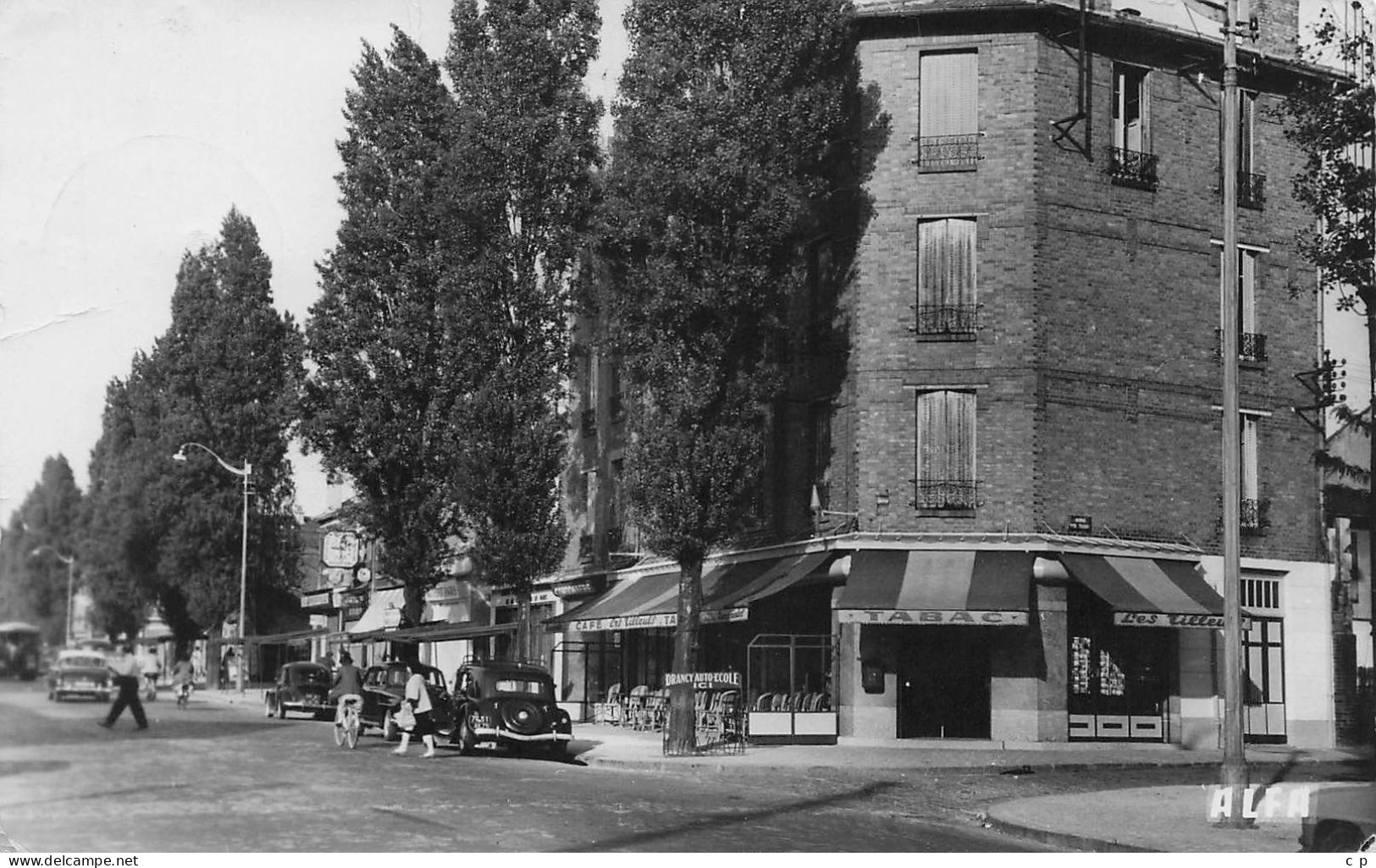 Drancy - Le  Carrefour Des Tilleuls -  Café - Tabac - CPSM °J - Drancy