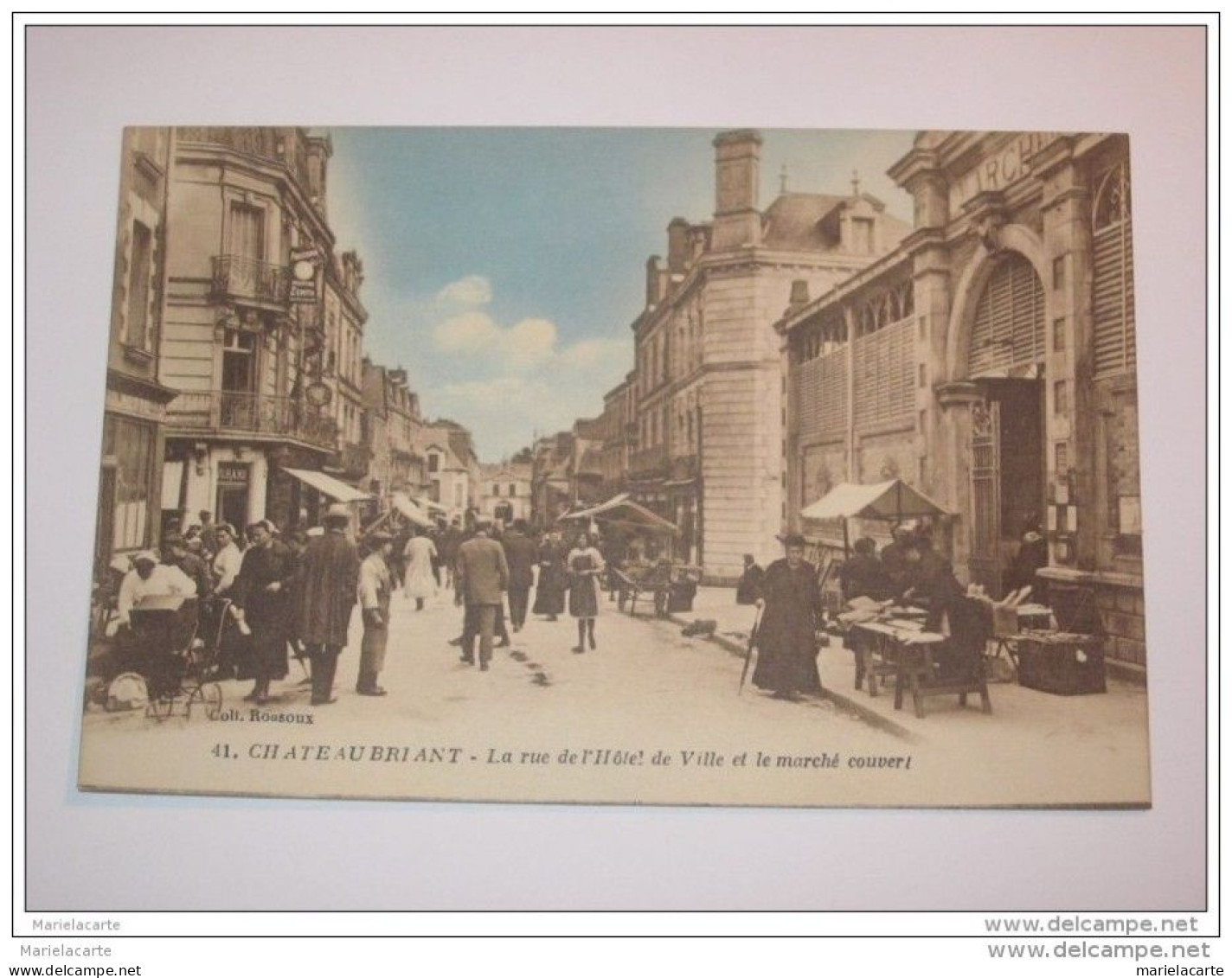 TEL3 -  DEPT44- CHATEAUBRIANT - LA RUE DE L'HOTEL DE VILLE ET LE MARCHE COUVERT - Châteaubriant