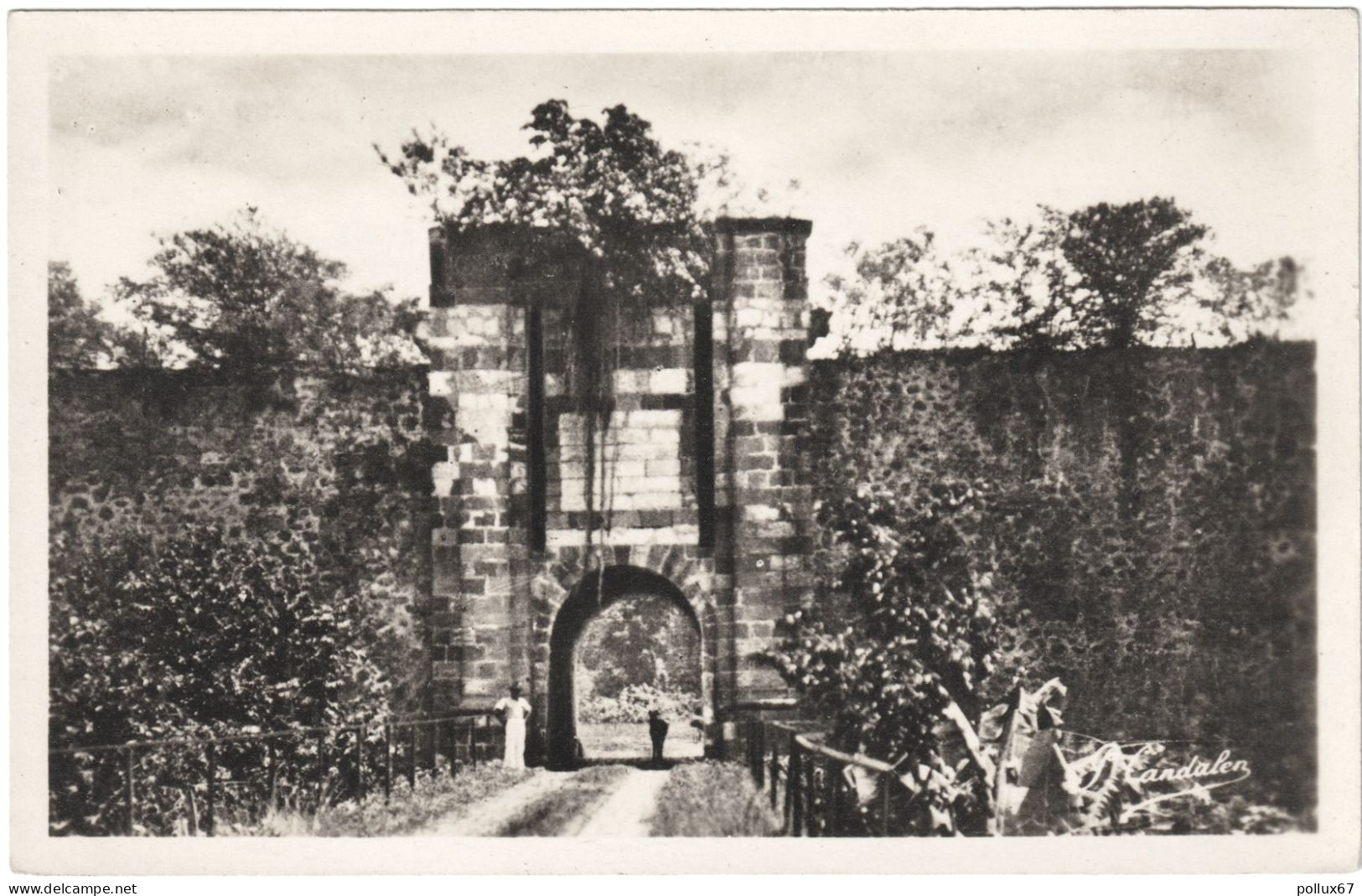 CPSM DE BASSE-TERRE  (GUADELOUPE)  ENTRÉE DU FORT RICHEPANSE - Basse Terre