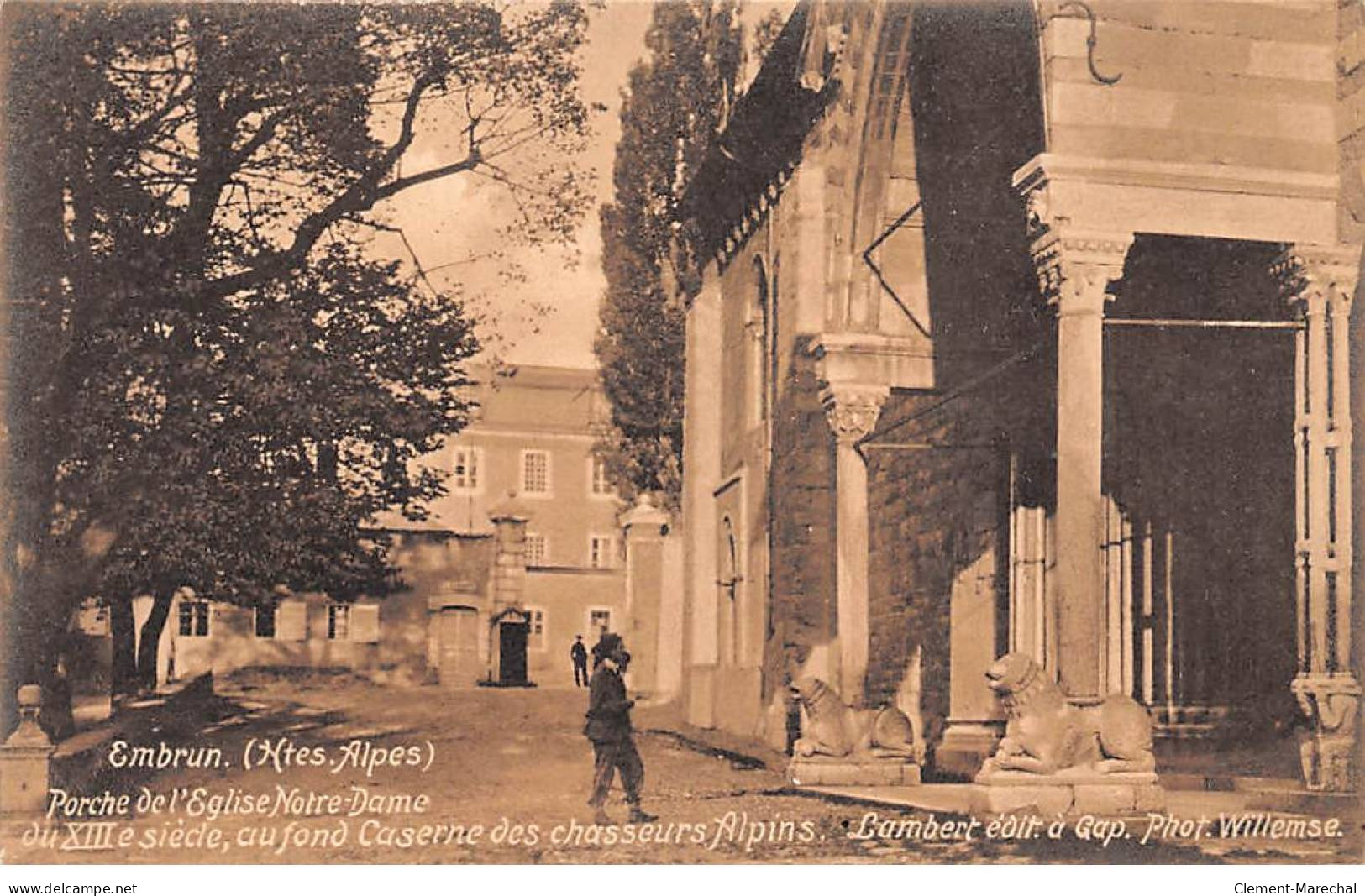 EMBRUN - Porche De L'Eglise Notre Dame - Caserne Des Chasseurs Alpins - Très Bon état - Embrun