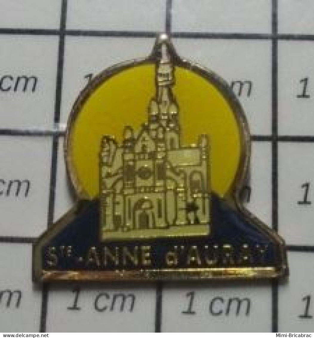 1818c Pin's Pins / Beau Et Rare / VILLES / SAINTE ANNE D'AURAY EGLISE CATHEDRALE BRETAGNE - Steden