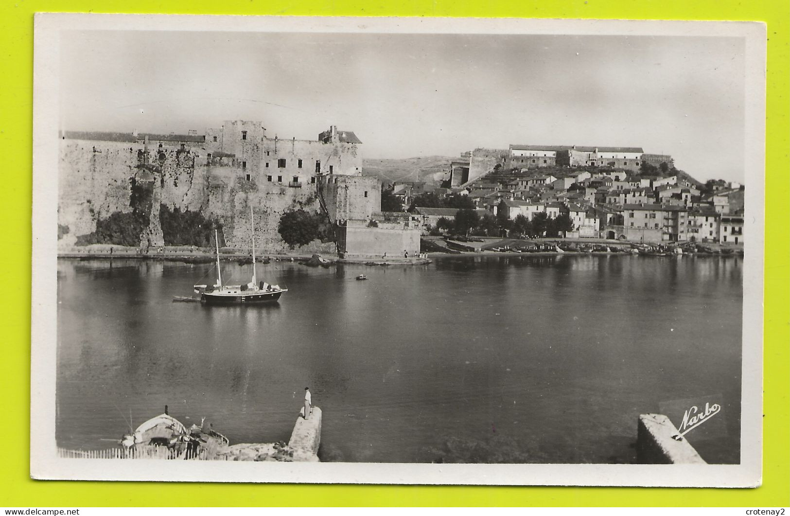 66 COLLIOURE N°19 La Citadelle Les Casernes La Baie Bateau Voilier Yacht Homme Sur La Jetée PUB Chocolat MENIER VOIR DOS - Collioure