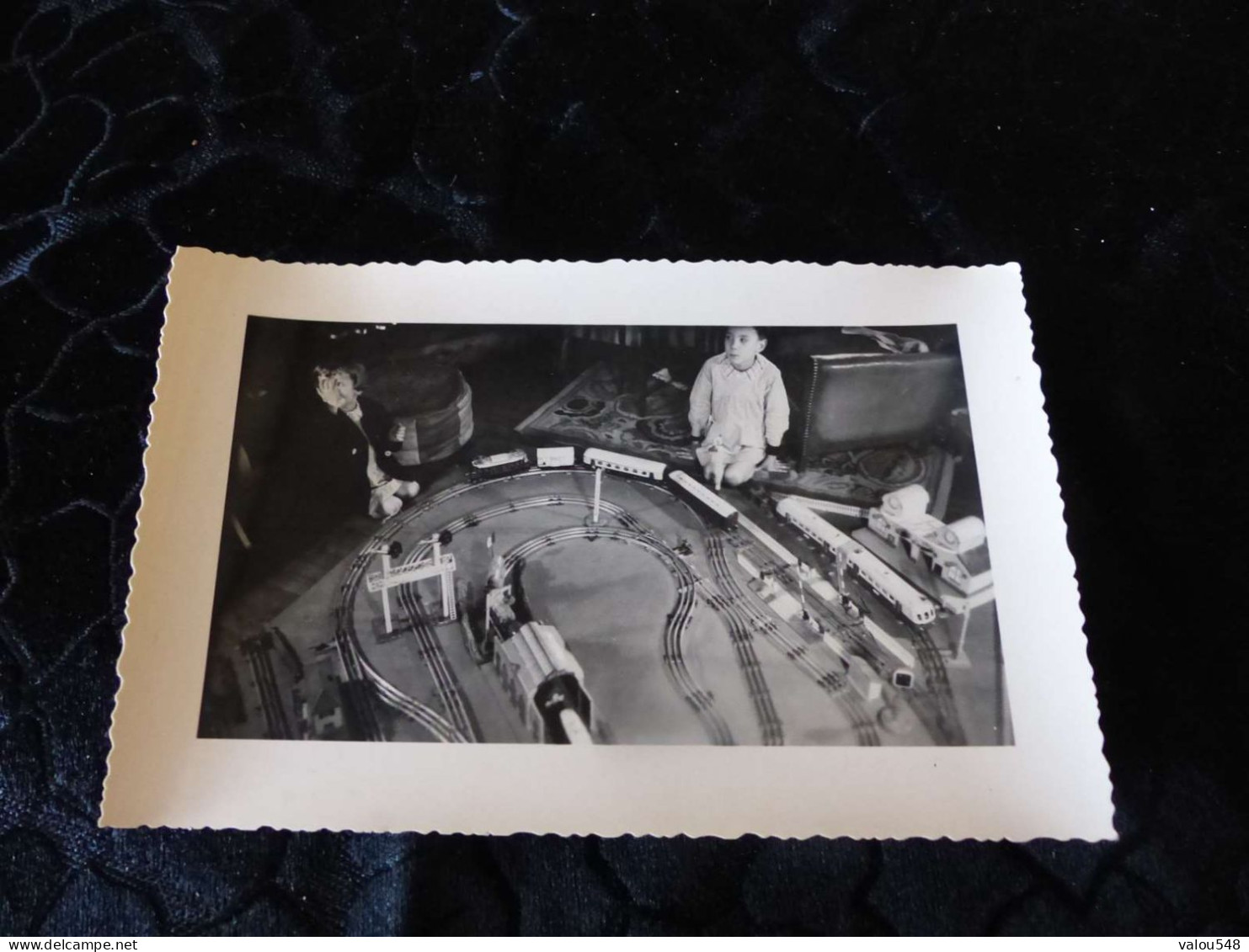 P-527 , Photo , Noël 1942, Enfants Jouant Au Train électriques - Trains