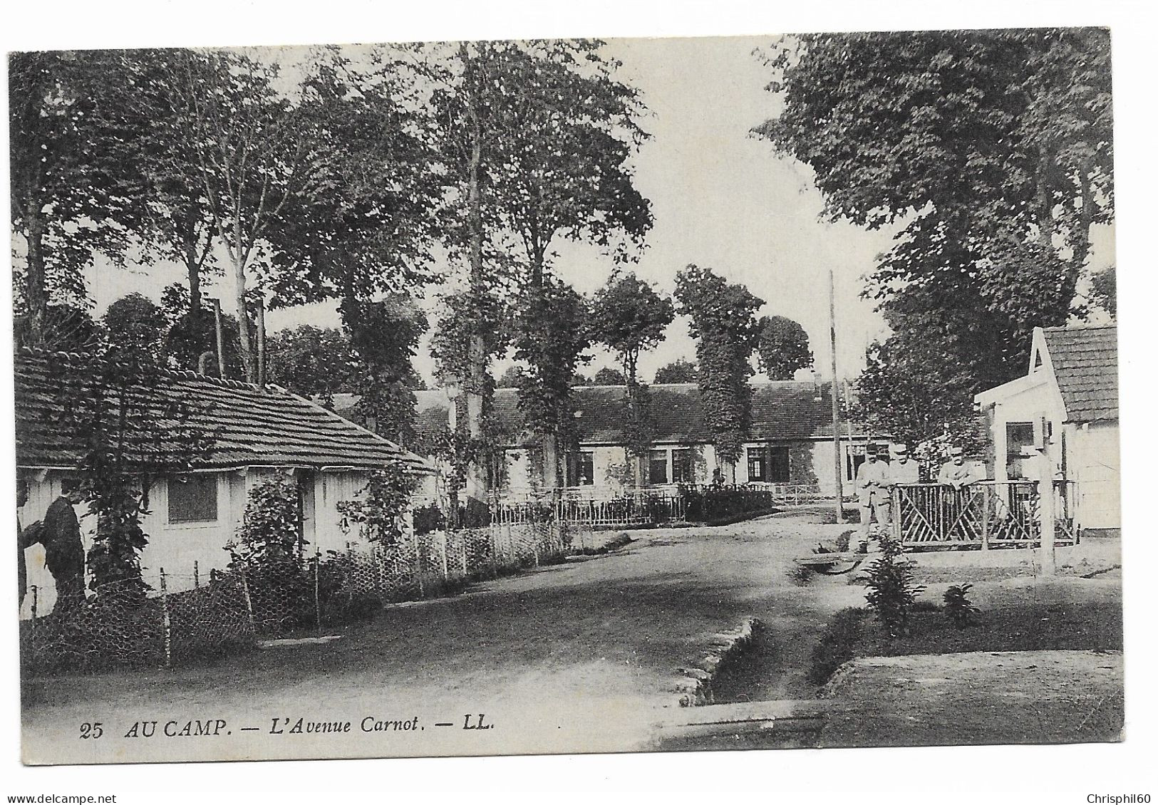 CPA RARE écrite En 1921 - AU CAMP - L'avenue Carnot - Soldats - LL - - Kasernen