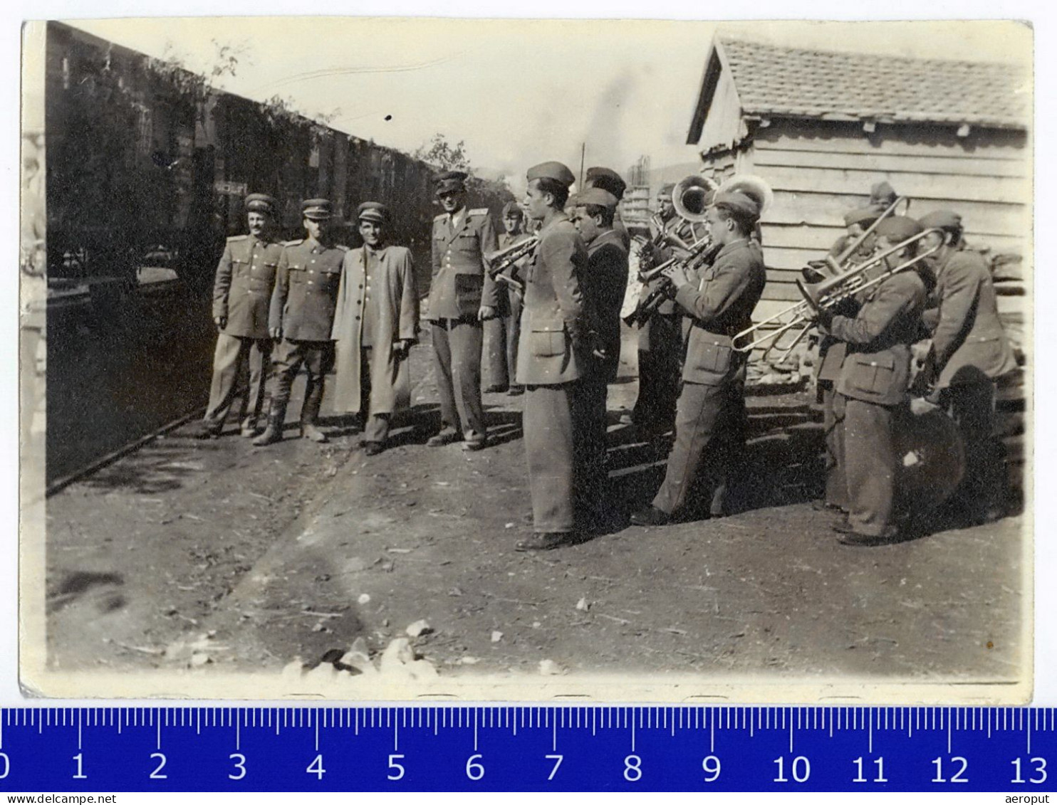 Photo Ancienne, Officiers De L'armée Yougoslave Avec Musique Militaire à Côté Des Wagons, Train, Gare (Yugoslavia) - Trains