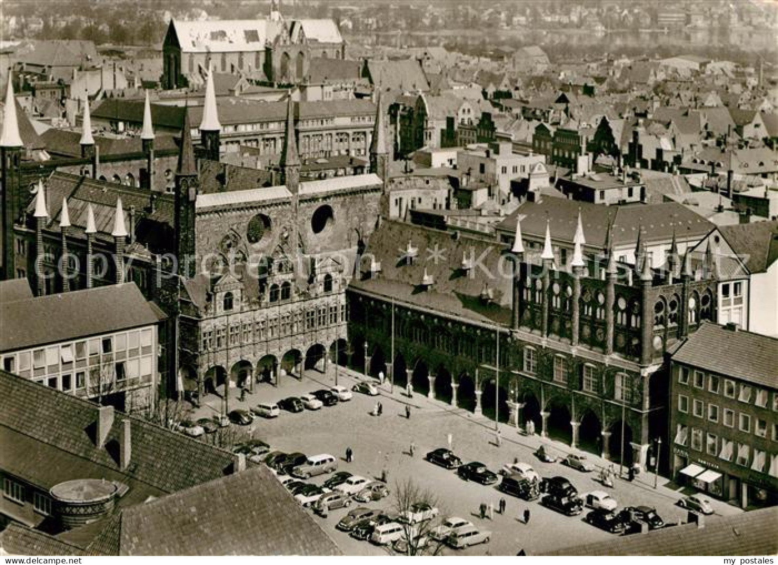 73028218 Luebeck Fliegeraufnahme Marktplatz Rathaus Katharinenkirche Luebeck - Luebeck