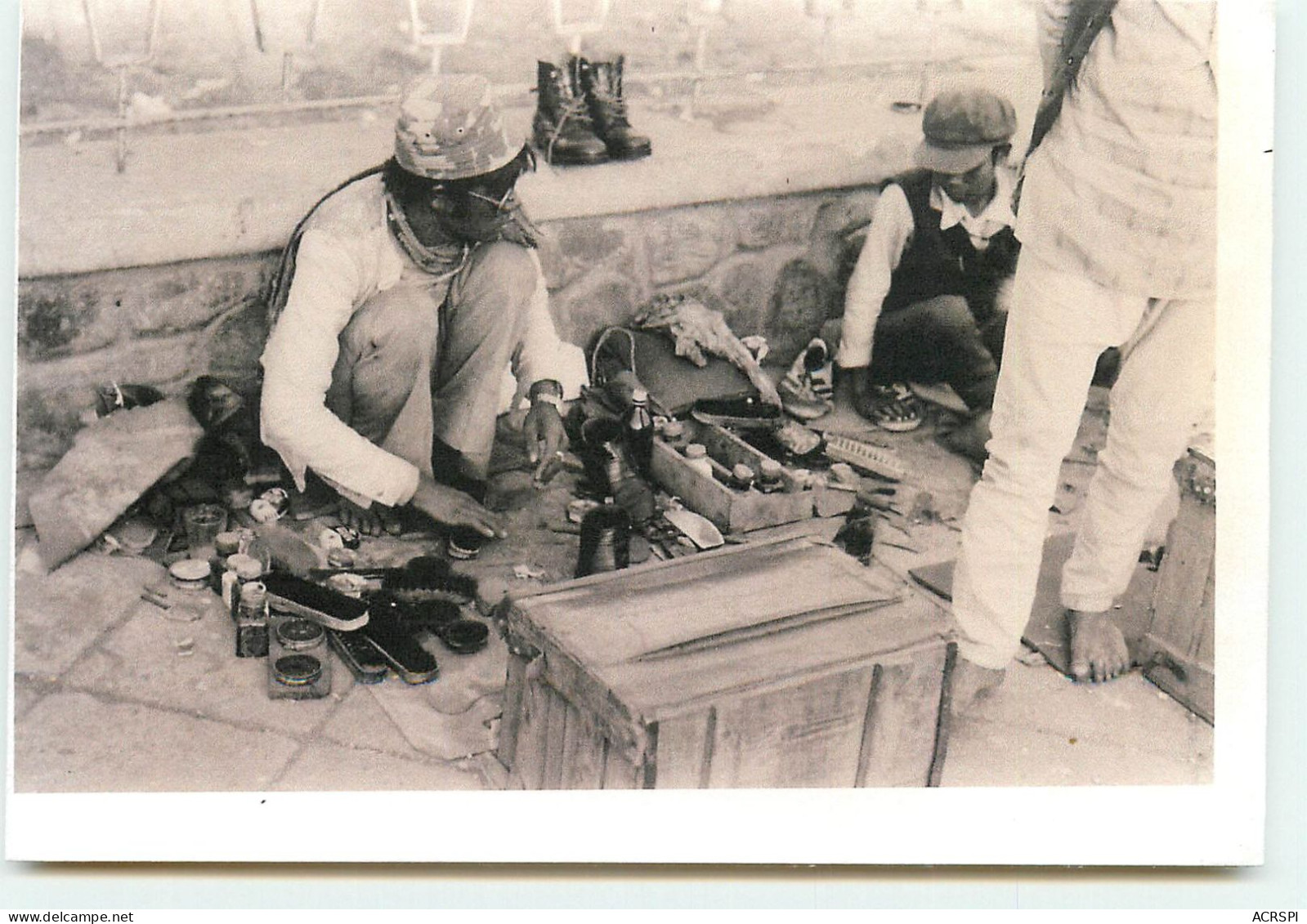 NEPAL  Life In A Struggle  Le Cireur De Chaussures Photo  Janak Shrestha  RR 1265 - Nepal