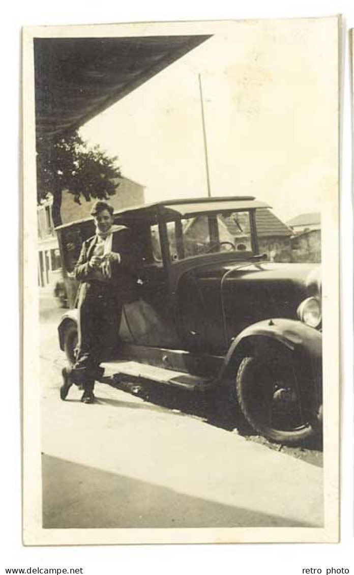 Photo Sur Carton Jeune Homme Devant Automobile à Identifier - Cars