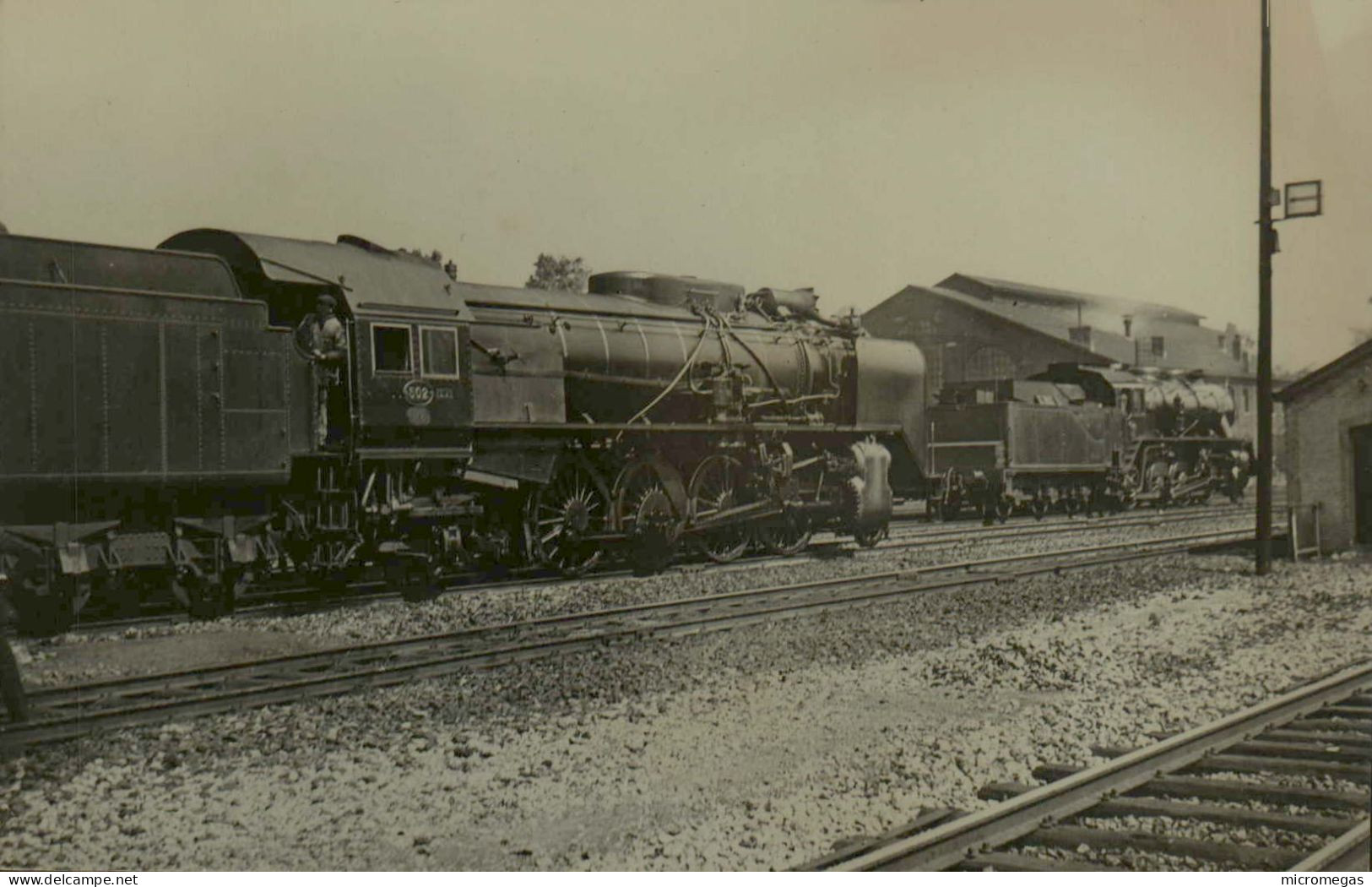 Reproduction - Locomotives En Gare - Dos Partiellement Gratté - Treinen