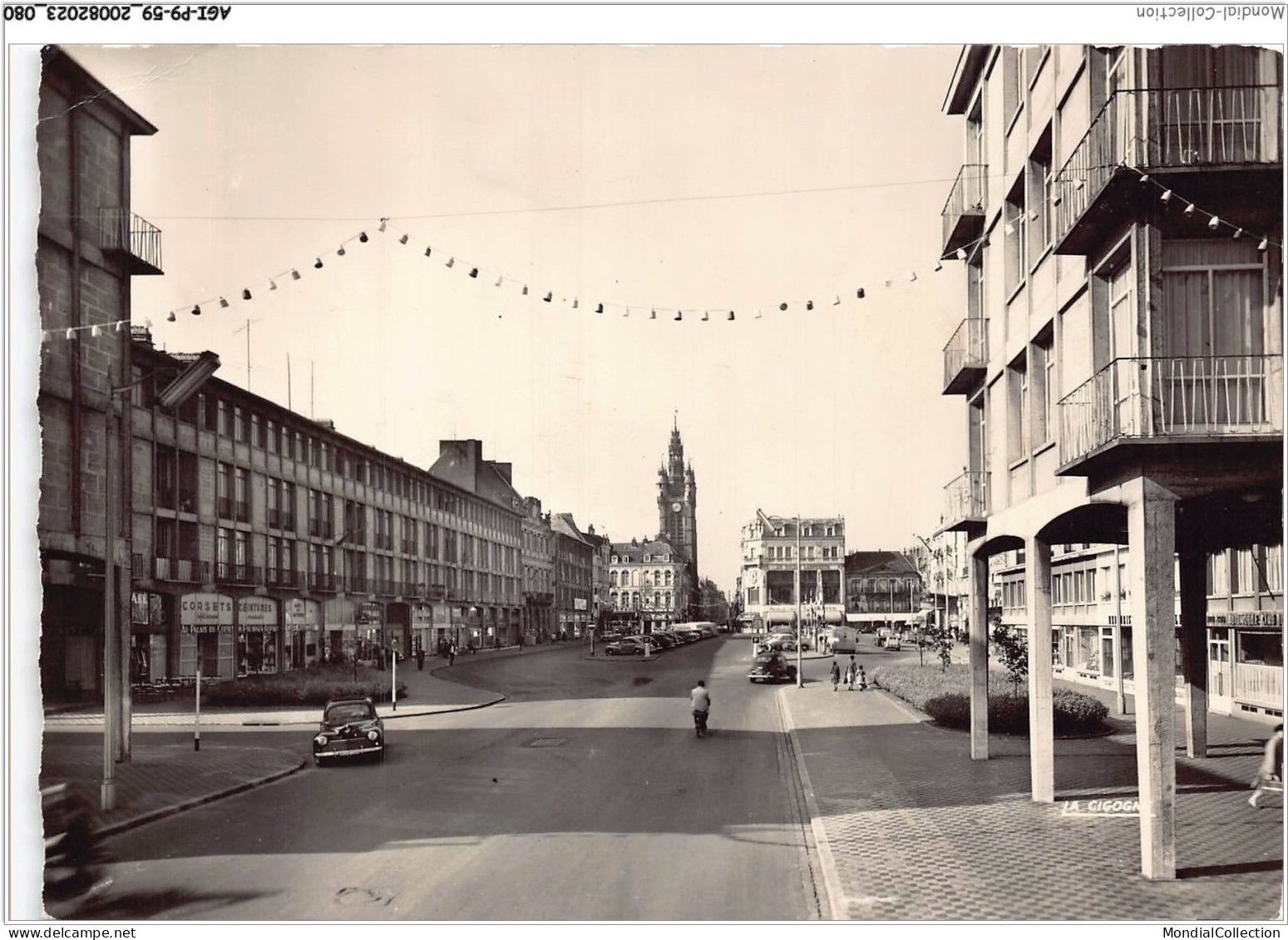 AGIP9-59-0687 - DOUAI - Place D'armes  - Douai