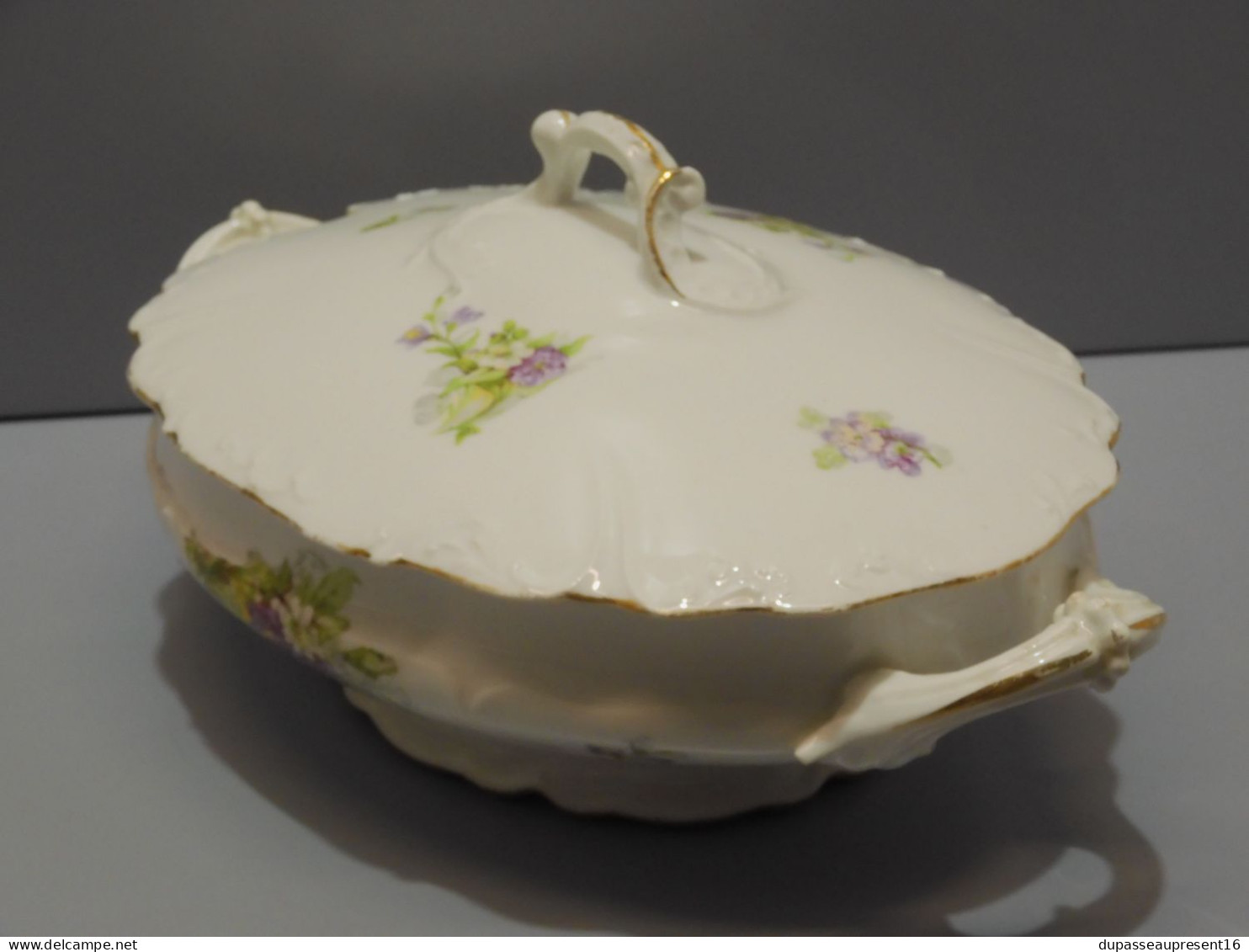 - ANCIENNE SOUPIERE PORCELAINE décor de fleurs sans marque visible bords dorés     E