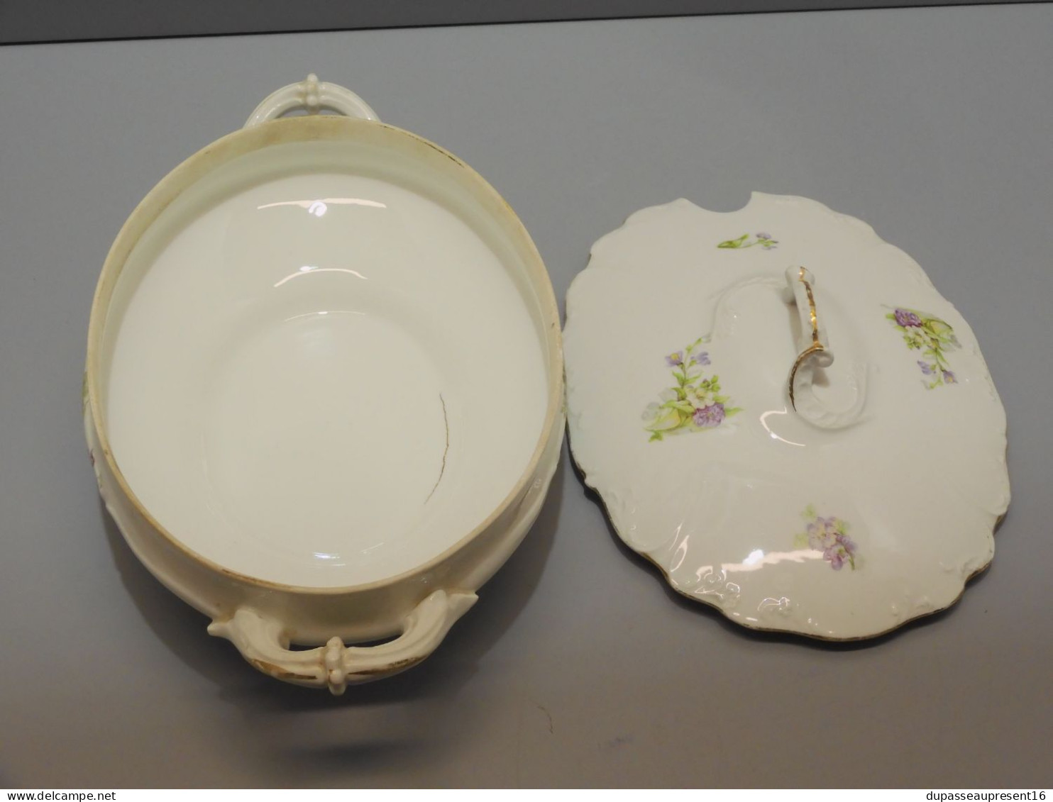 - ANCIENNE SOUPIERE PORCELAINE décor de fleurs sans marque visible bords dorés     E