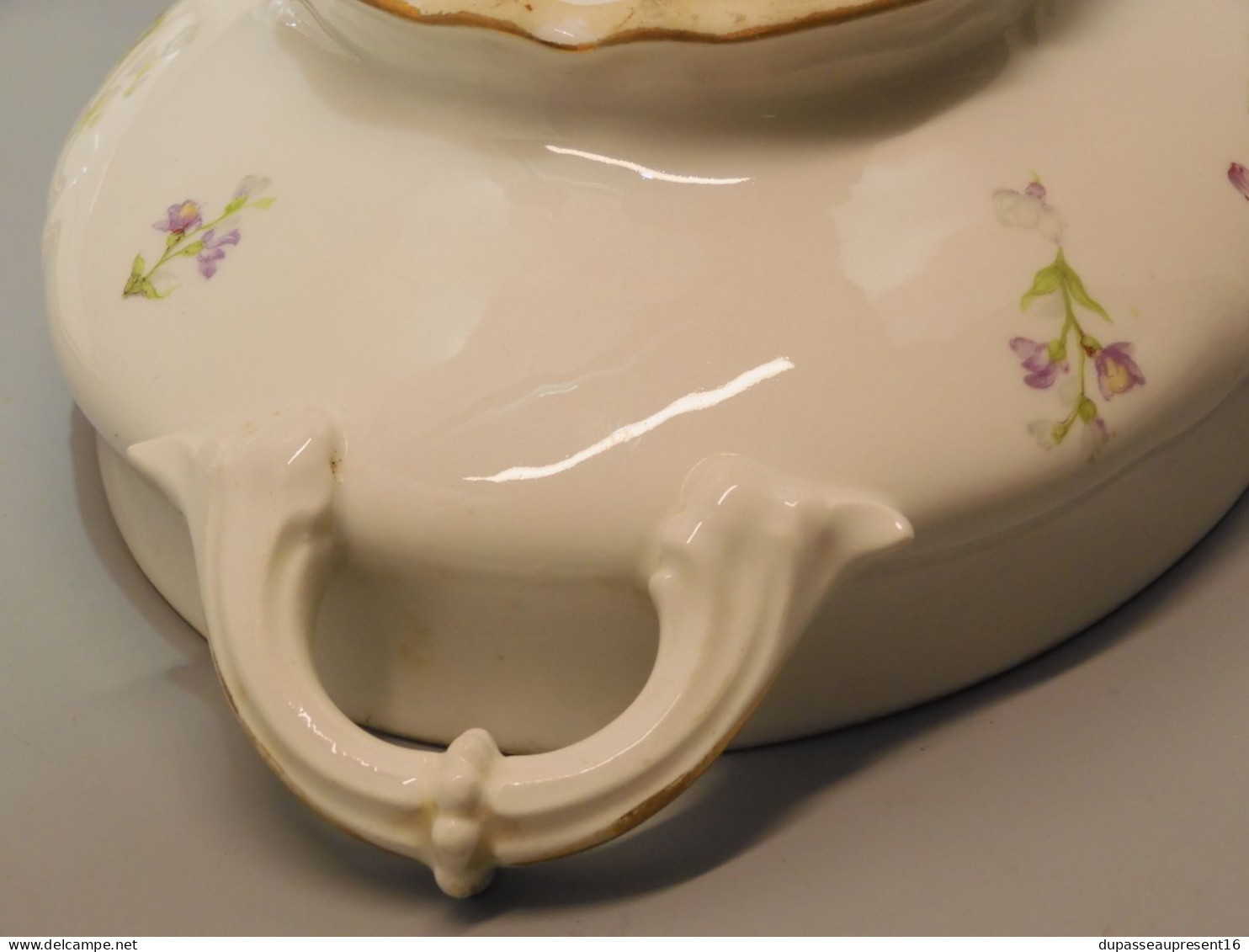 - ANCIENNE SOUPIERE PORCELAINE décor de fleurs sans marque visible bords dorés     E