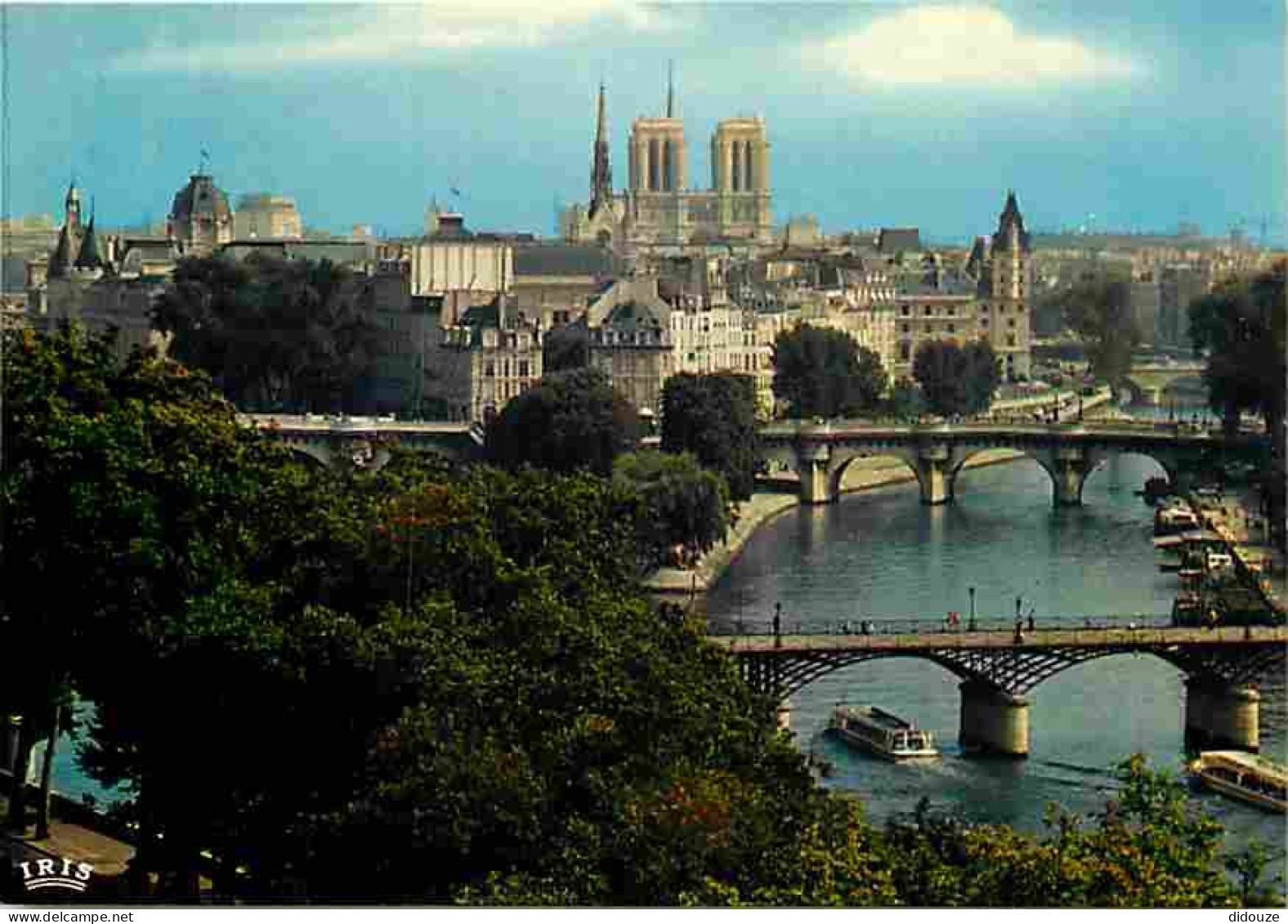 75 - Paris - Cathédrale Notre Dame - Au-delà Du Pont Des Arts Et Du Pont Neuf  La Conciergerie  La Ste Chapelle Et Notre - Notre Dame De Paris