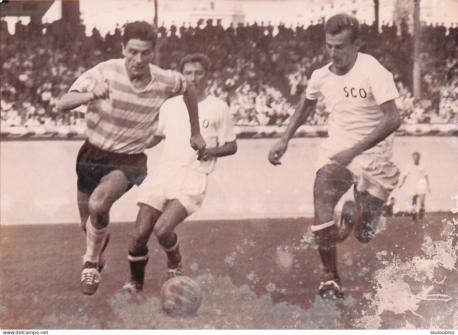 FOOTBALL LE RACING CLUB  DE FRANCE CONTRE LE S.C.O. ANGERS 1961 JACQUES MARCEL ET HNATOW  PHOTO 18X13CM - Sports