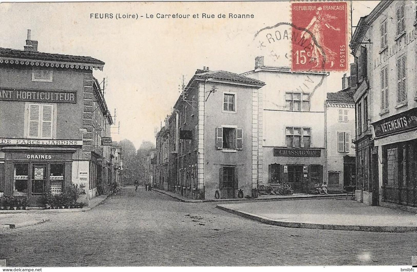 FEURS - Le Carrefour Et Rue De Roanne - Feurs