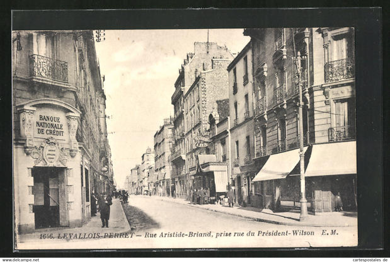 CPA Levallois-Perret, Rue Aristide-Briand, Prise Rue Du Président-Wilson  - Levallois Perret