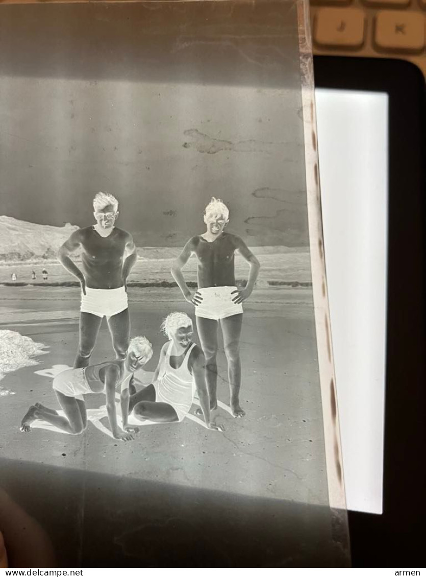 Négatif Film Snapshot -  PIN UP PLAGE  Famille Sur La Plage Homme Torse Nu - Plaques De Verre