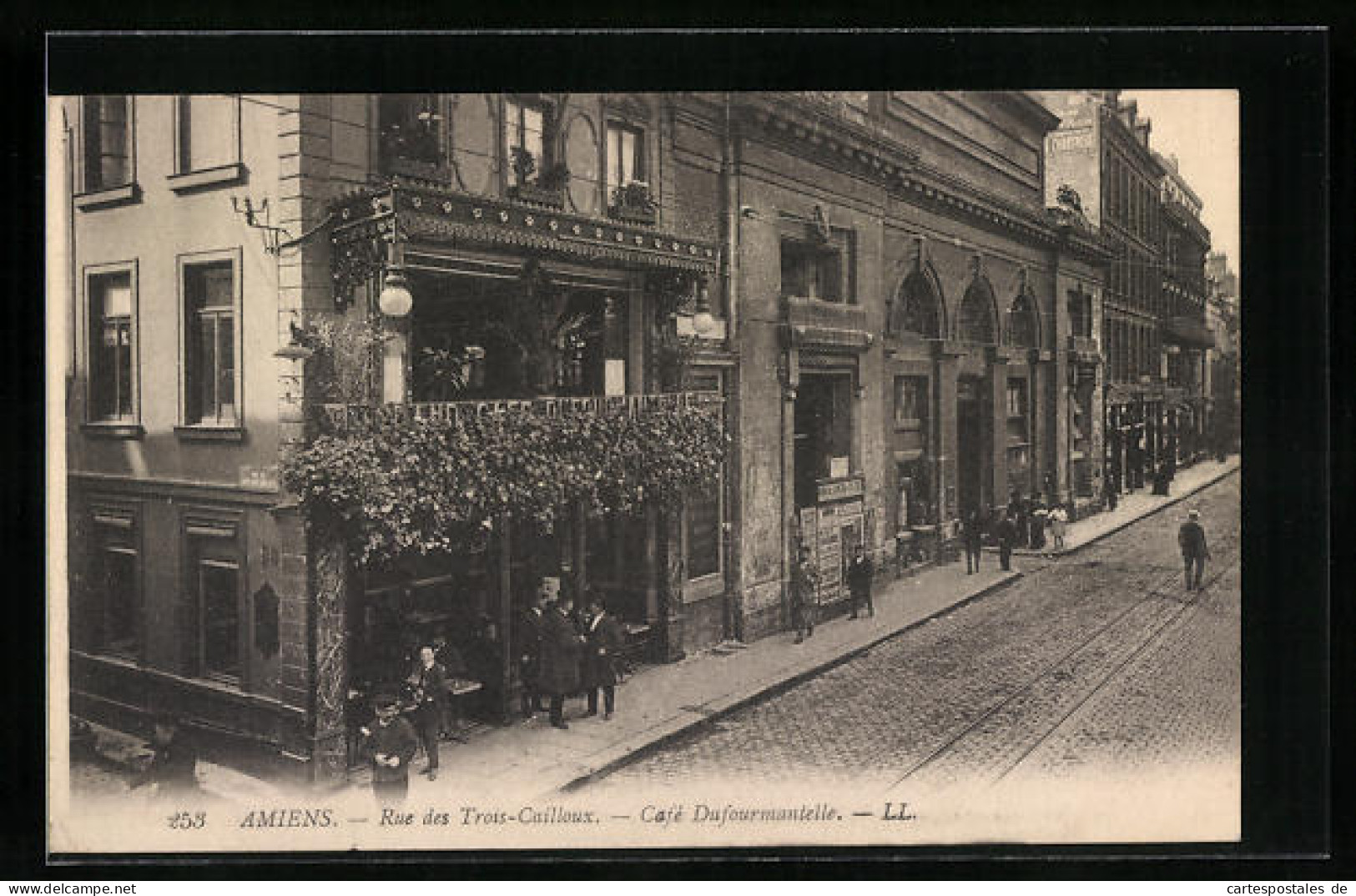 CPA Amiens, Rue Des Trois-Cailloux, Café Dufourmantelle  - Amiens