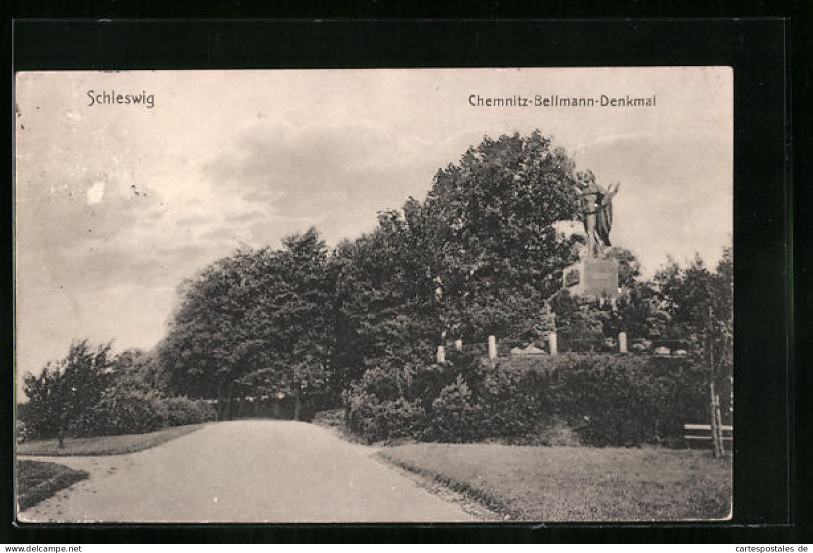 AK Schleswig, Chemnitz-Bellmann-Denkmal Mit Grünanlage  - Schleswig