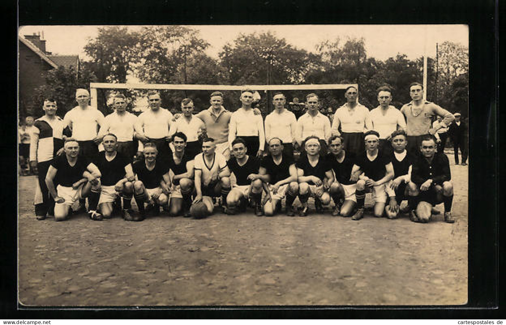 Foto-AK Fussballmannschaft Vor Dem Tor  - Fussball