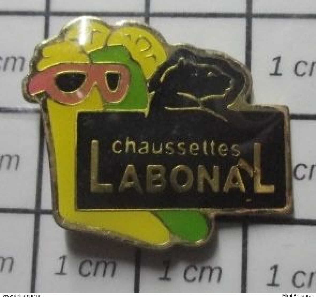 912c Pin's Pins / Beau Et Rare / THEME : MARQUES / CHAUSSETTES LABONAL PANTHERE NOIRE LUNETTES ROSES - Trademarks