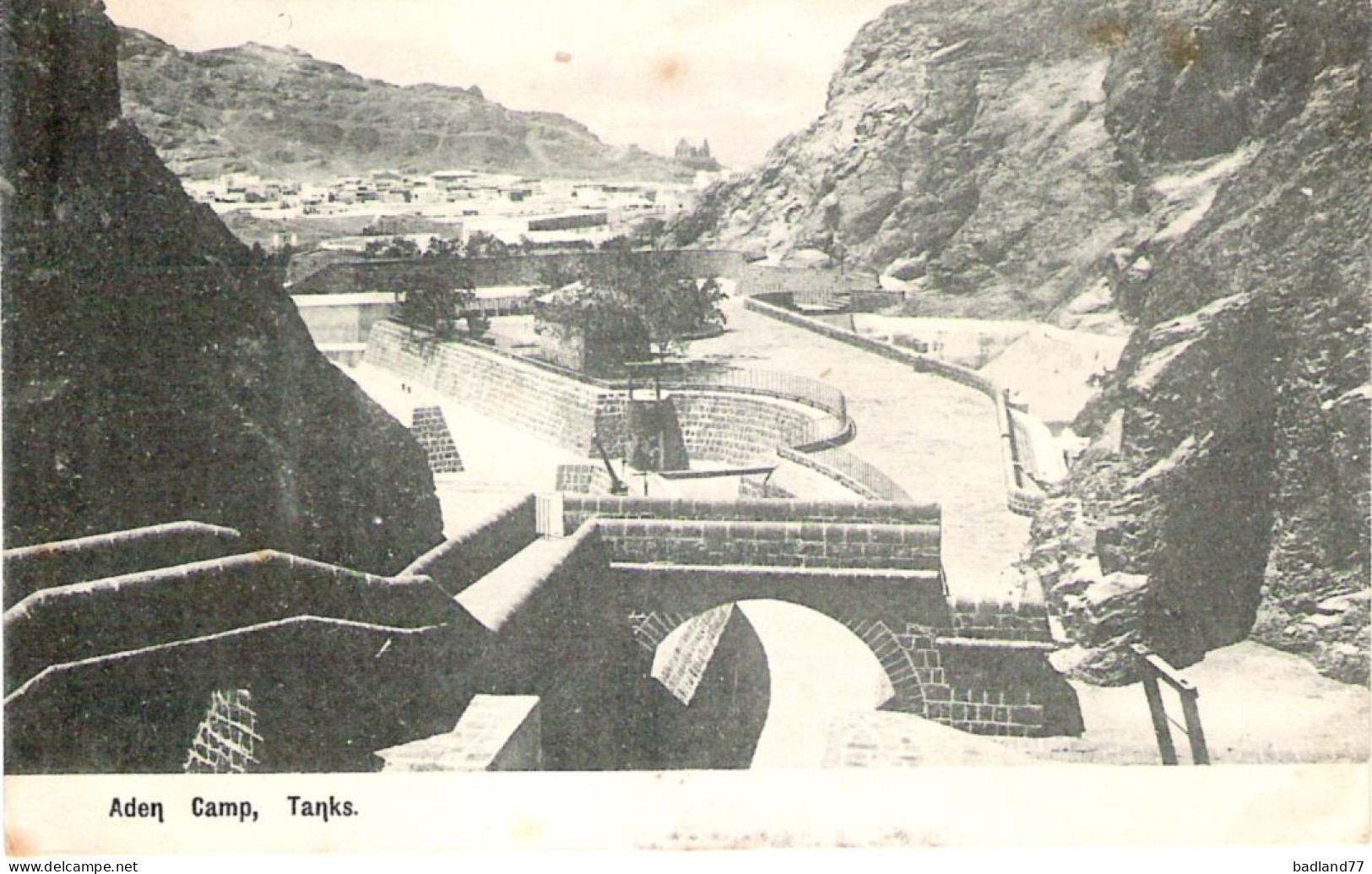 YE - ADEN - Camp, Tanks   - Yemen