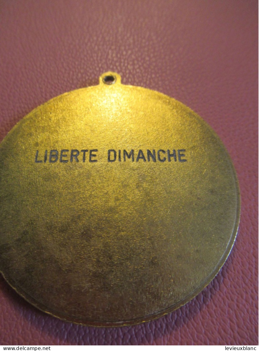 Grande Médaille Pendentif  / Presse/ LIBERTE DIMANCHE/Seine Maritime / Bronze Doré /Vers  1980            MED504 - Andere & Zonder Classificatie