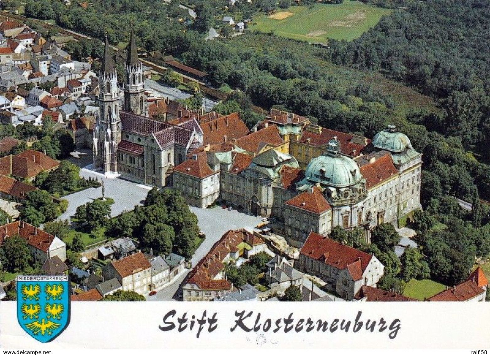 1 AK Österreich / Niederösterreich * Blick Auf Klosterneuburg Mit Dem Augustiner Chorherrenstift - Luftbildaufnahme * - Klosterneuburg