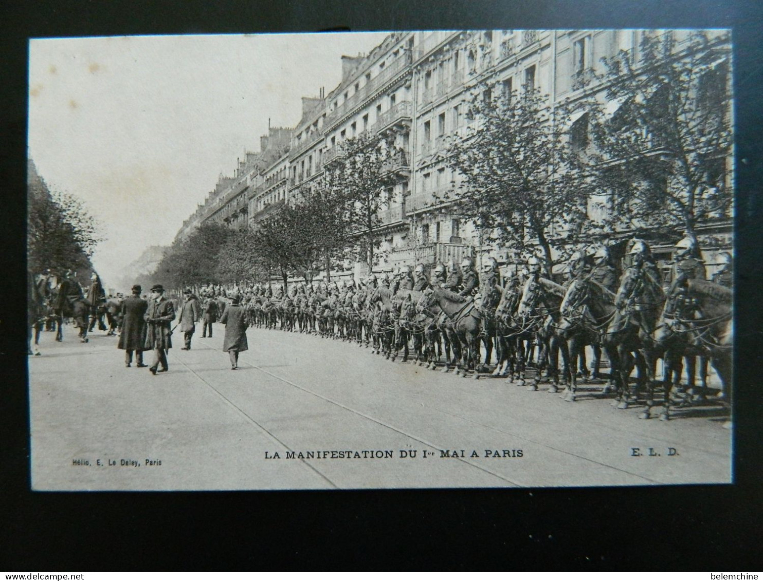 LA MANIFESTATION DU 1er MAI A PARIS - Lots, Séries, Collections