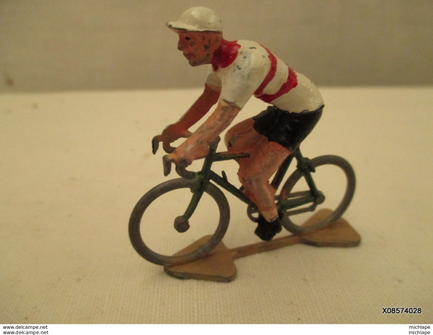 TOUR DE FRANCE COUREUR En Alu Peinture D'origine  Maillot Blanc Rayé Rouge  Tres Bon Etat - Jouets Anciens