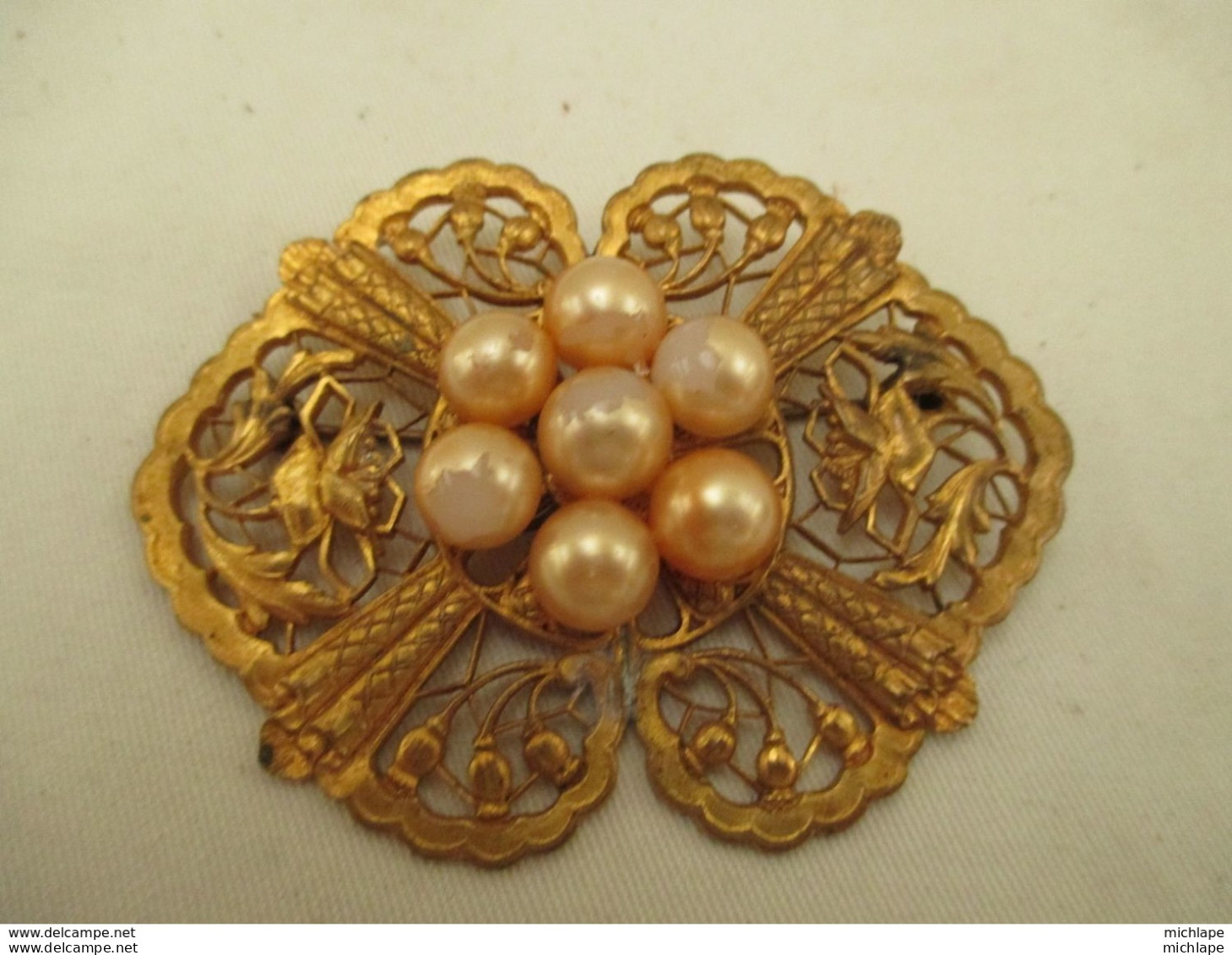 Broche  En Metal Doré  6 Cm 5  Par 5 Cm  Bon Etat - Other & Unclassified