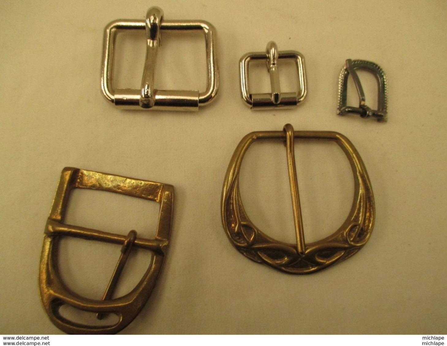 matériel pour le cuir -cellier - bourrelier - petit lot de 5 boucles de ceinture neuves  1 cm7 -2 cm -et 3 cm 5