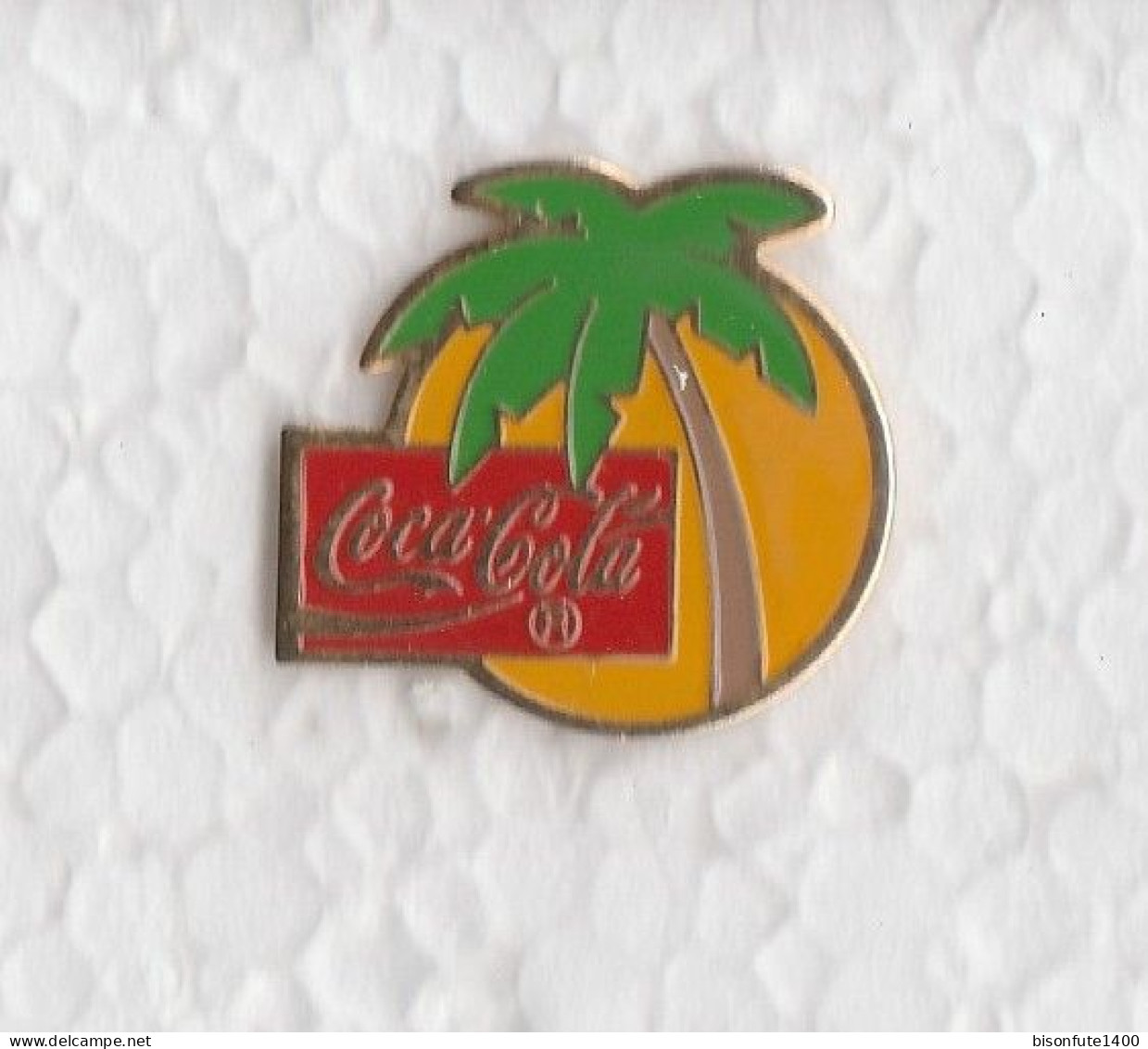 1 Pin's Avec Publicité COCA COLA - Sans Marque - En Métal Doré Et 1 Attache. - Coca-Cola