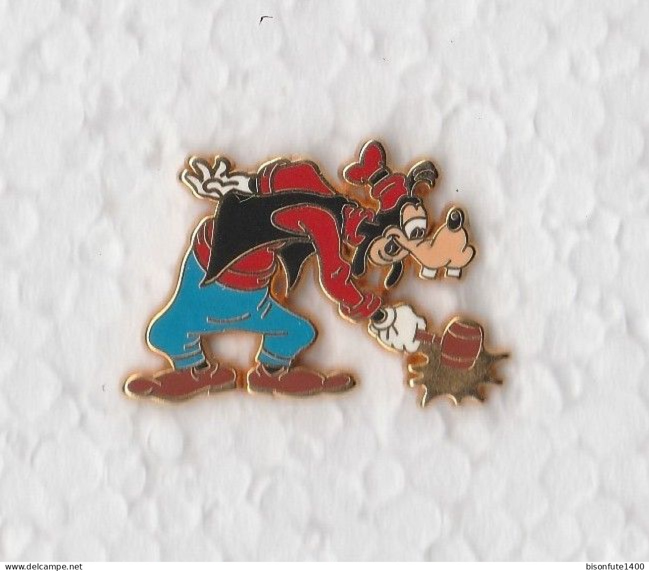 1 Pin's GOOFY - DISNEY - ARTHUS BERTRAND - En Métal Doré Et 1 Attache. - Disney