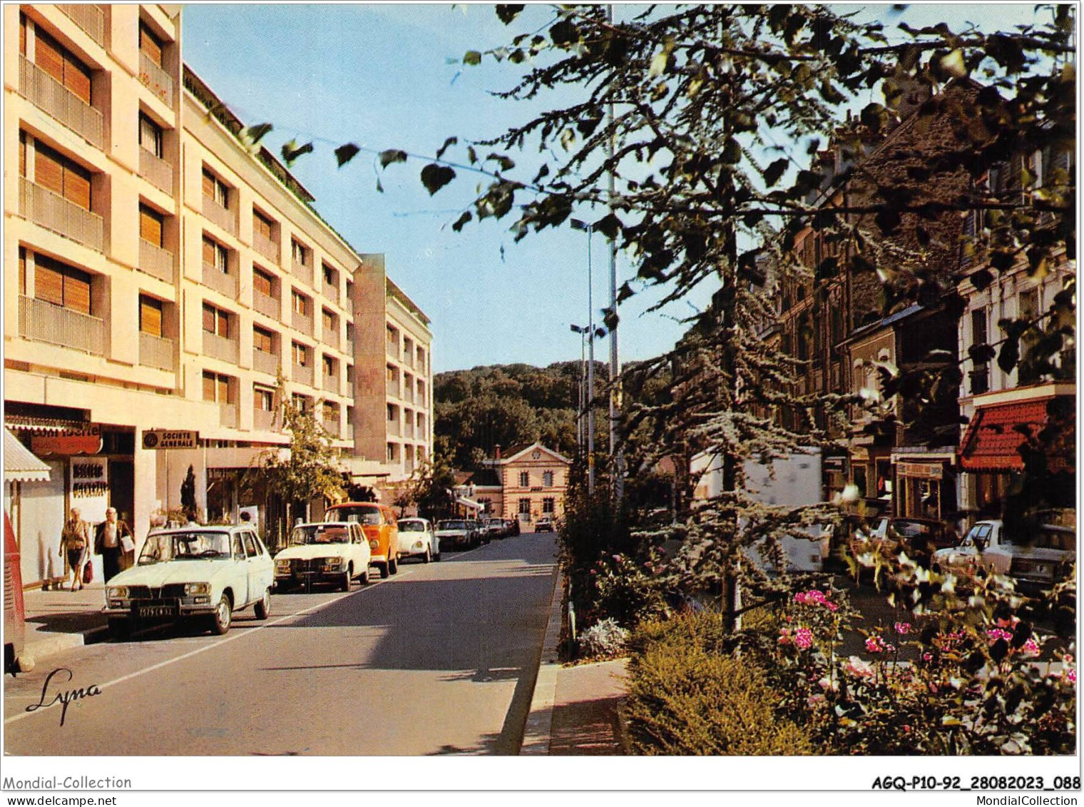 AGQP10-0807-92 - GACHES - L'avenue Du Maréchal Joffre Et La Gare  - Garches