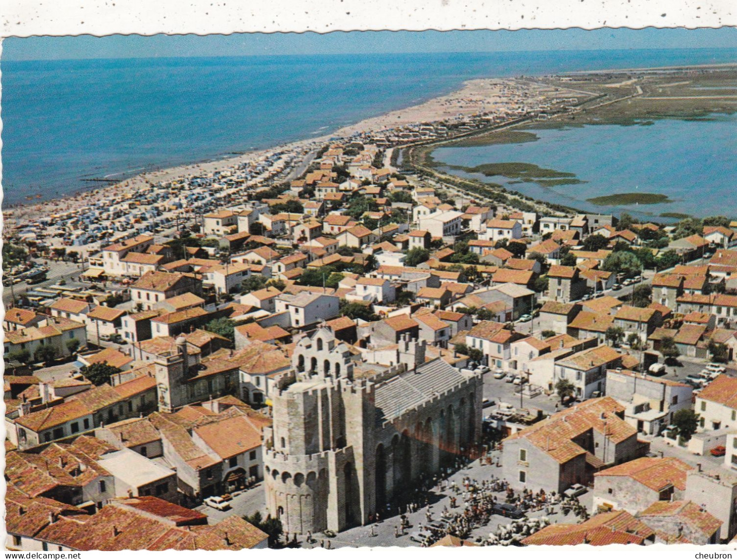 13 SAINTES MARIES DE LA MER. CPSM. VUE AERIENNE PANORAMIQUE .L'EGLISE - Saintes Maries De La Mer