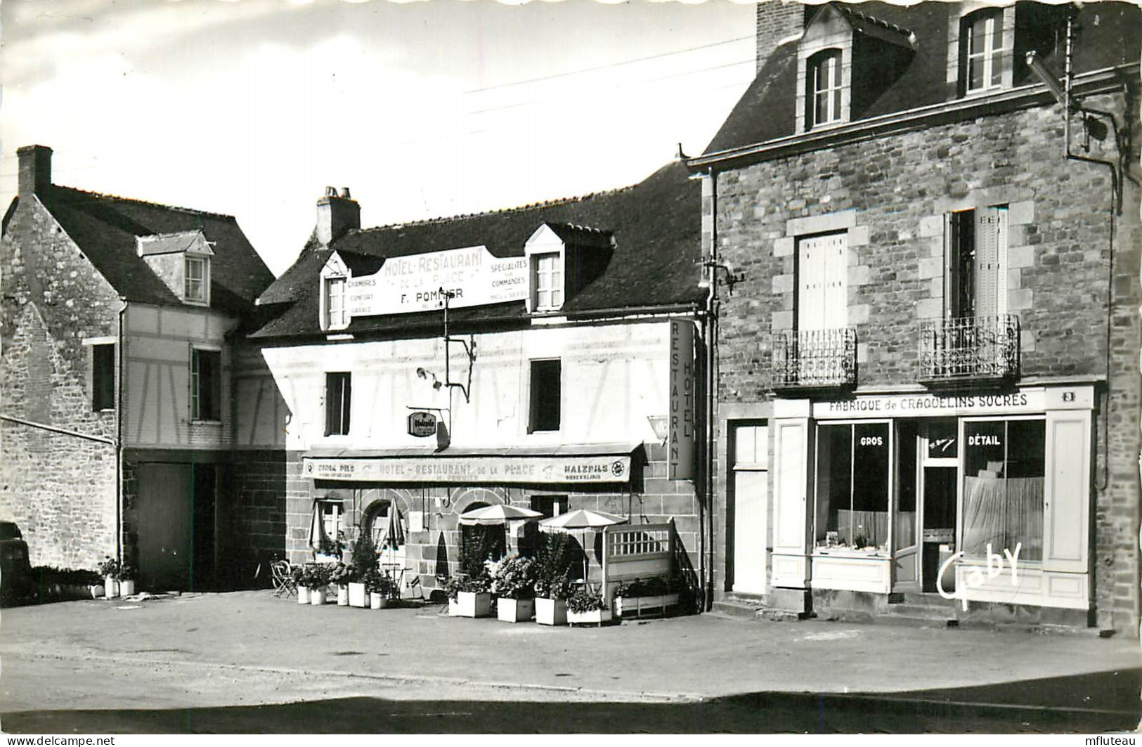 35* COMBOURG  Hotel Restaurant De La Place   (CPSM 9x14cm)      RL23,1100 - Combourg