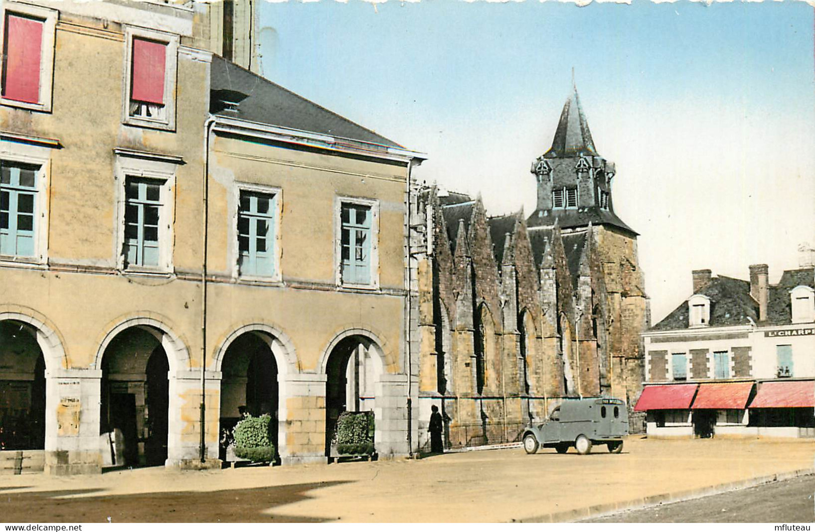 35* LA GUERCHE DE BRETAGNE  Place De La Mairie  (CPSM 9x14cm)       RL23,1094 - La Guerche-de-Bretagne