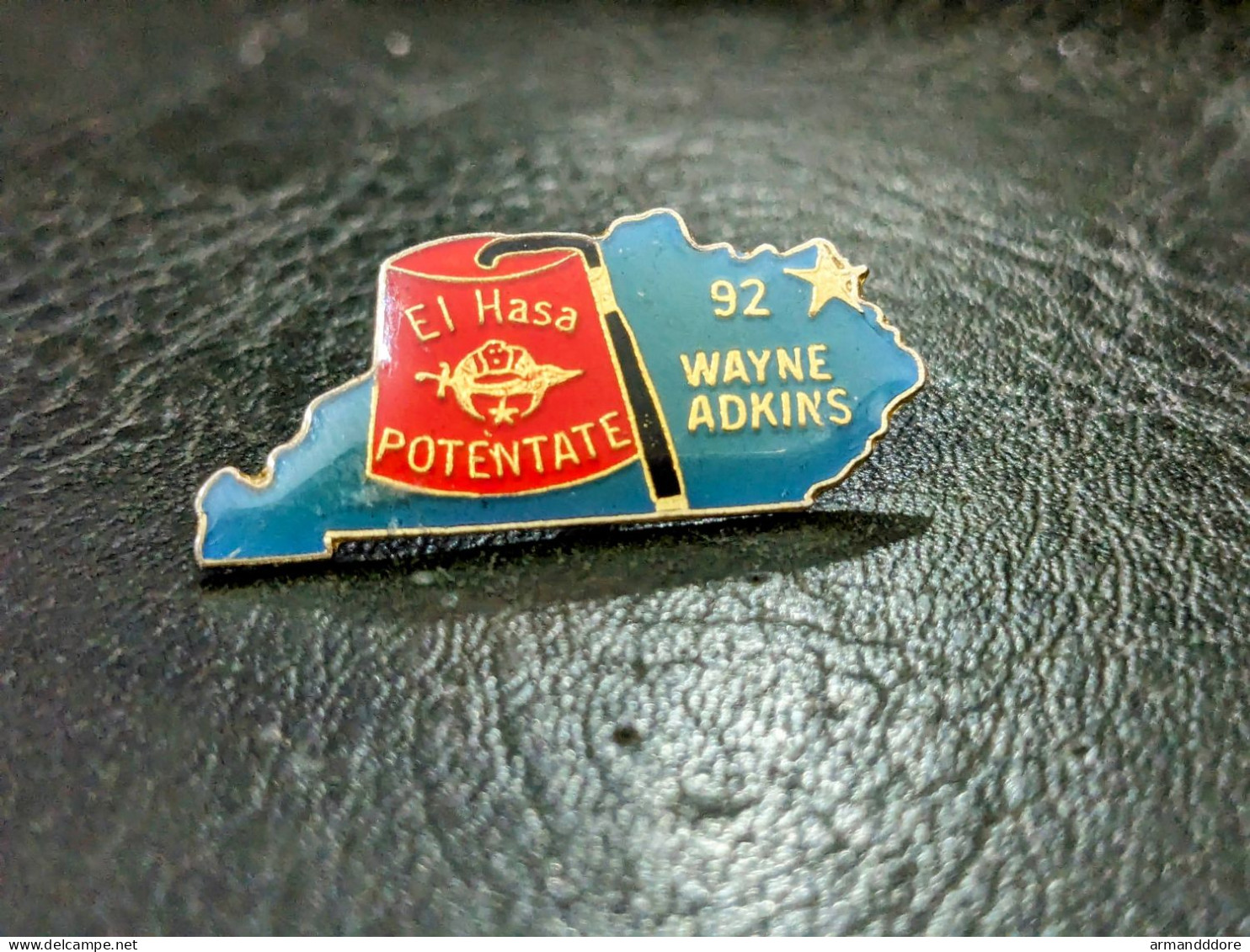 D Pins Pin's Lapel Pin Al Hasa Potentate 92 Wayne Adkins Shriners International Badge Taille : 31 * 14 Mm Tres Bon Etat - Sonstige & Ohne Zuordnung