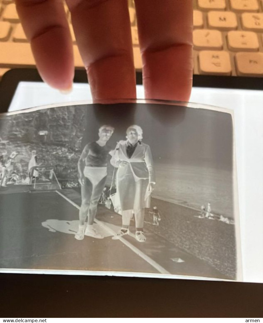 Négatif Film Snapshot -  PIN UP PLAGE  Couple Sur La Plage Homme Torse Nu - Pin-Ups