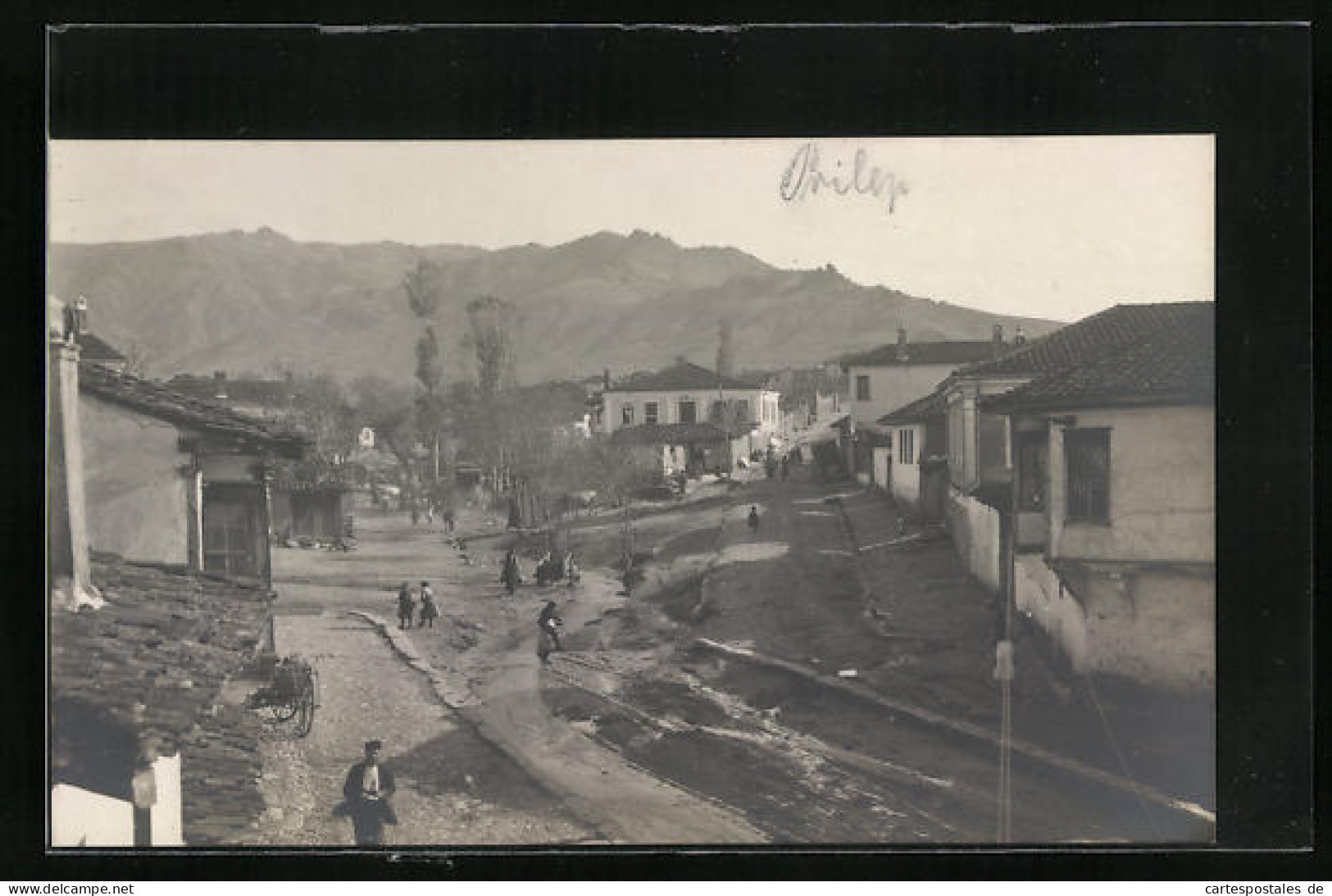 Foto-AK Prilep, Strassenpartie Mit Passanten  - Noord-Macedonië