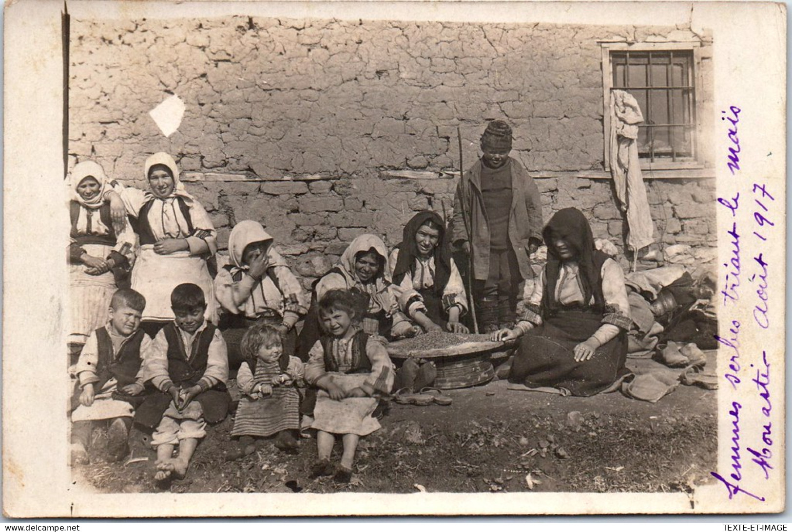 MACEDOINE - CARTE PHOTO - MONASTIR - Famille Serbe Triant Le Maïs - Macédoine Du Nord