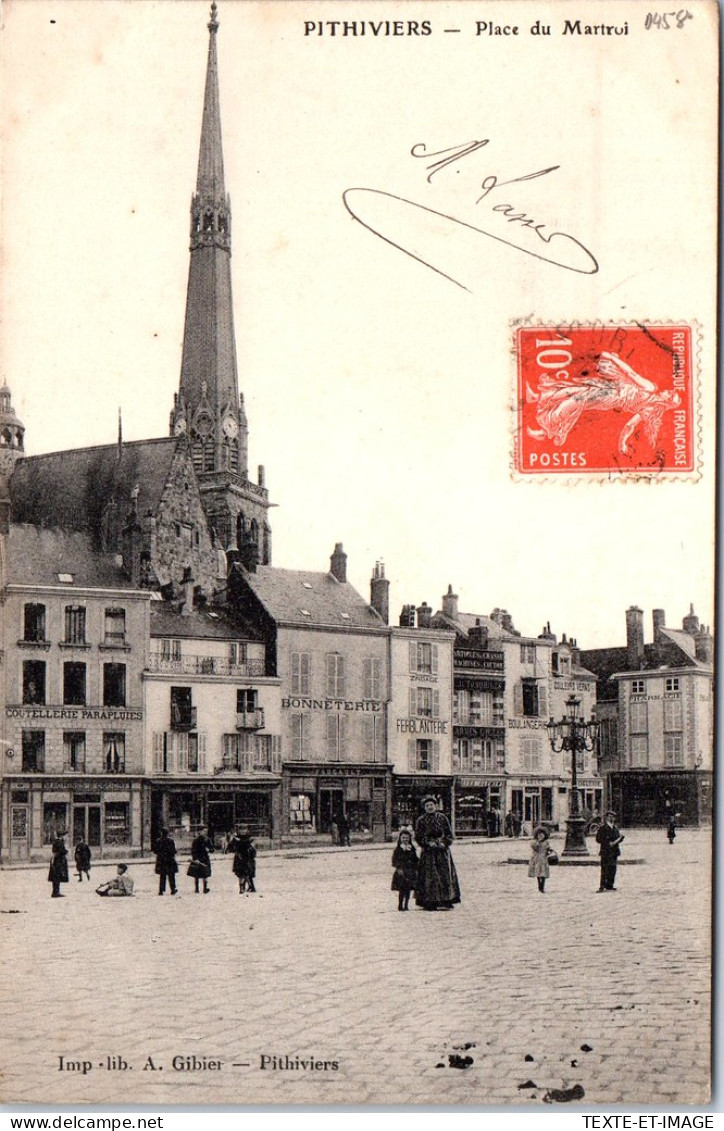 45 PITHIVIERS - La Place Du Martroi. - Pithiviers