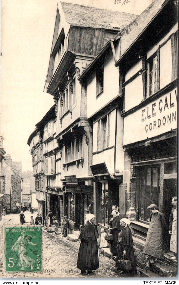 22 LANNION - Vieilles Maisons Dans Une Rue. - Lannion