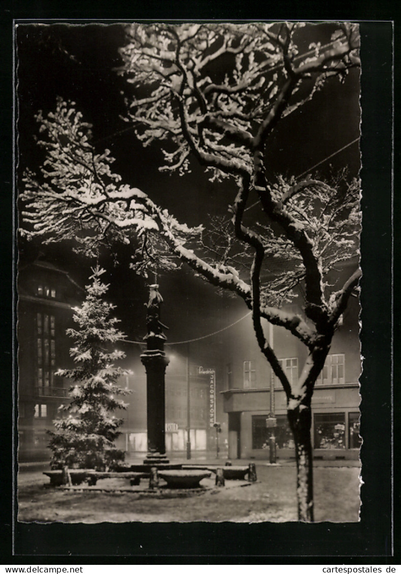 AK Magdeburg, Denkmal Mit Geschäften Bei Nacht Im Winter, Festtagsgruss  - Magdeburg