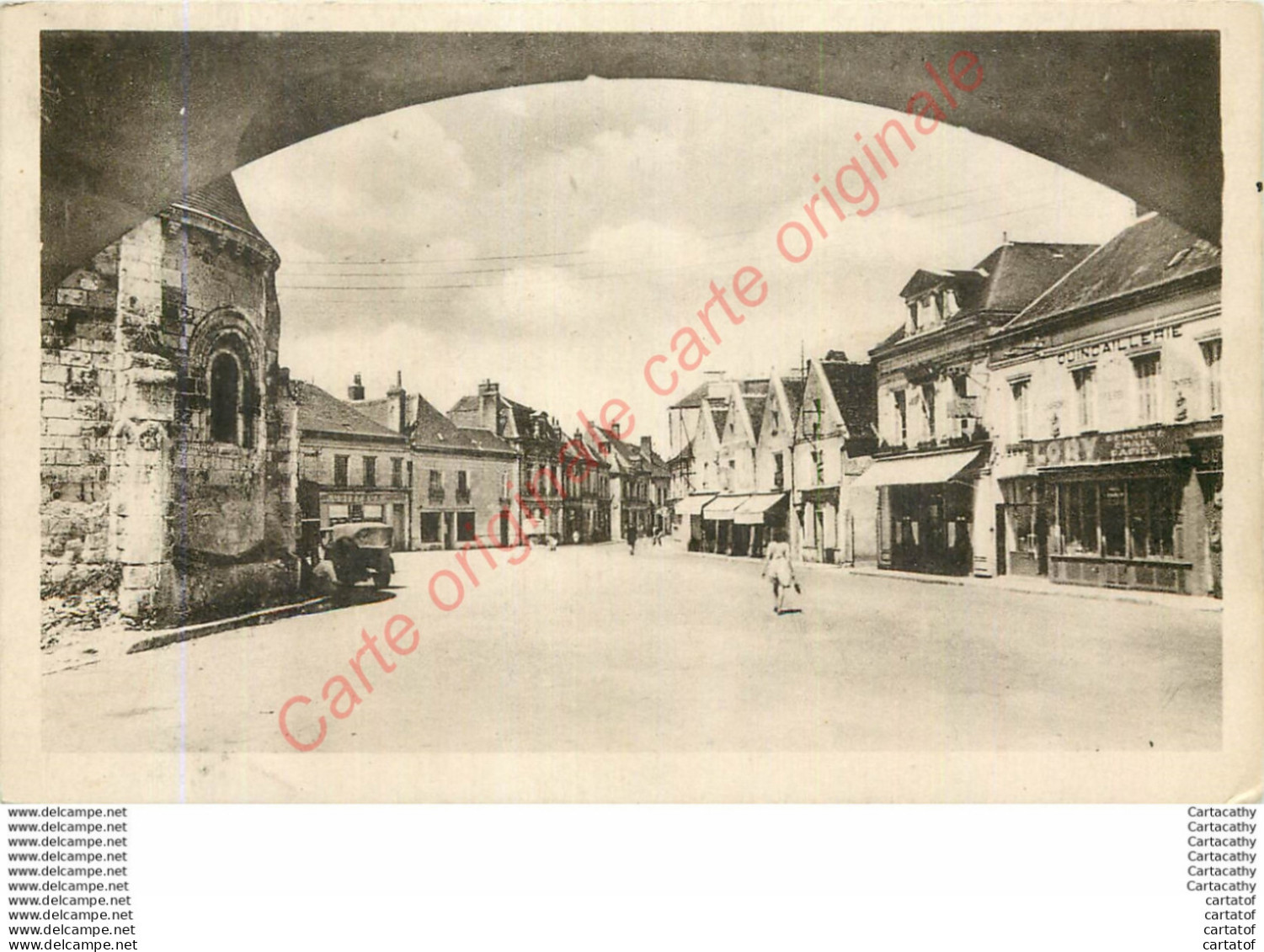 37.  BLERE .  Place De L'Eglise . - Bléré