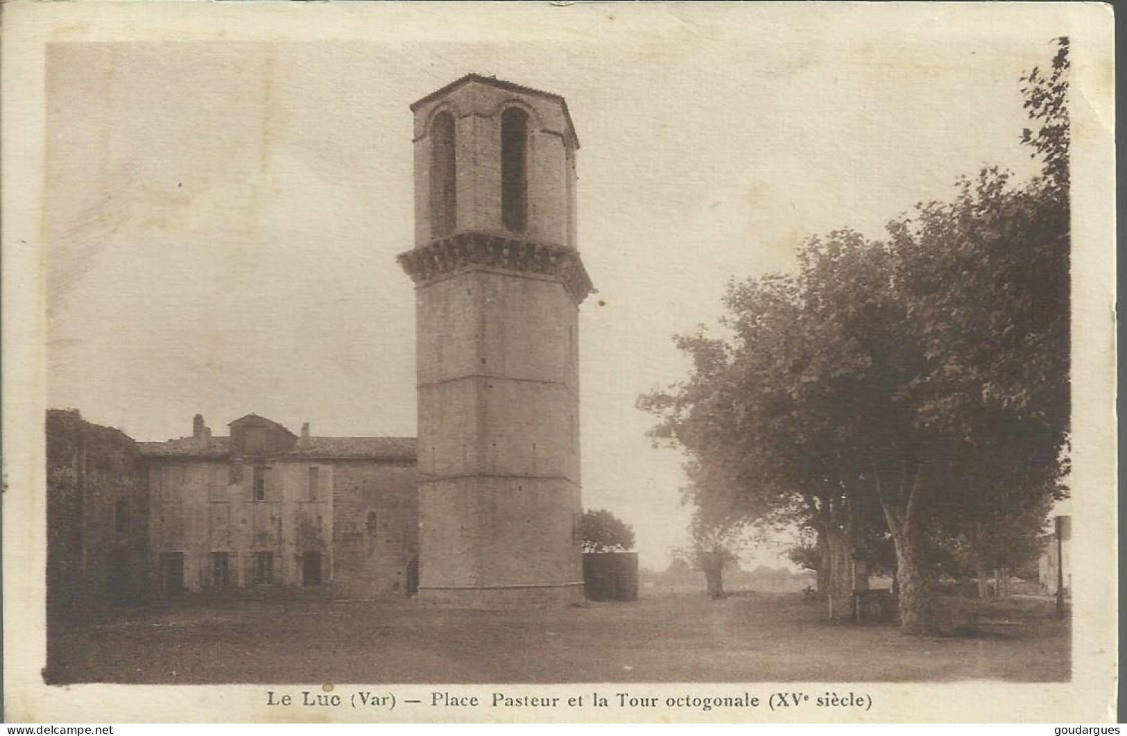 Le Luc - Place Pasteur Et La Tour Octogonale (XVe Siècle) - (P) - Le Luc