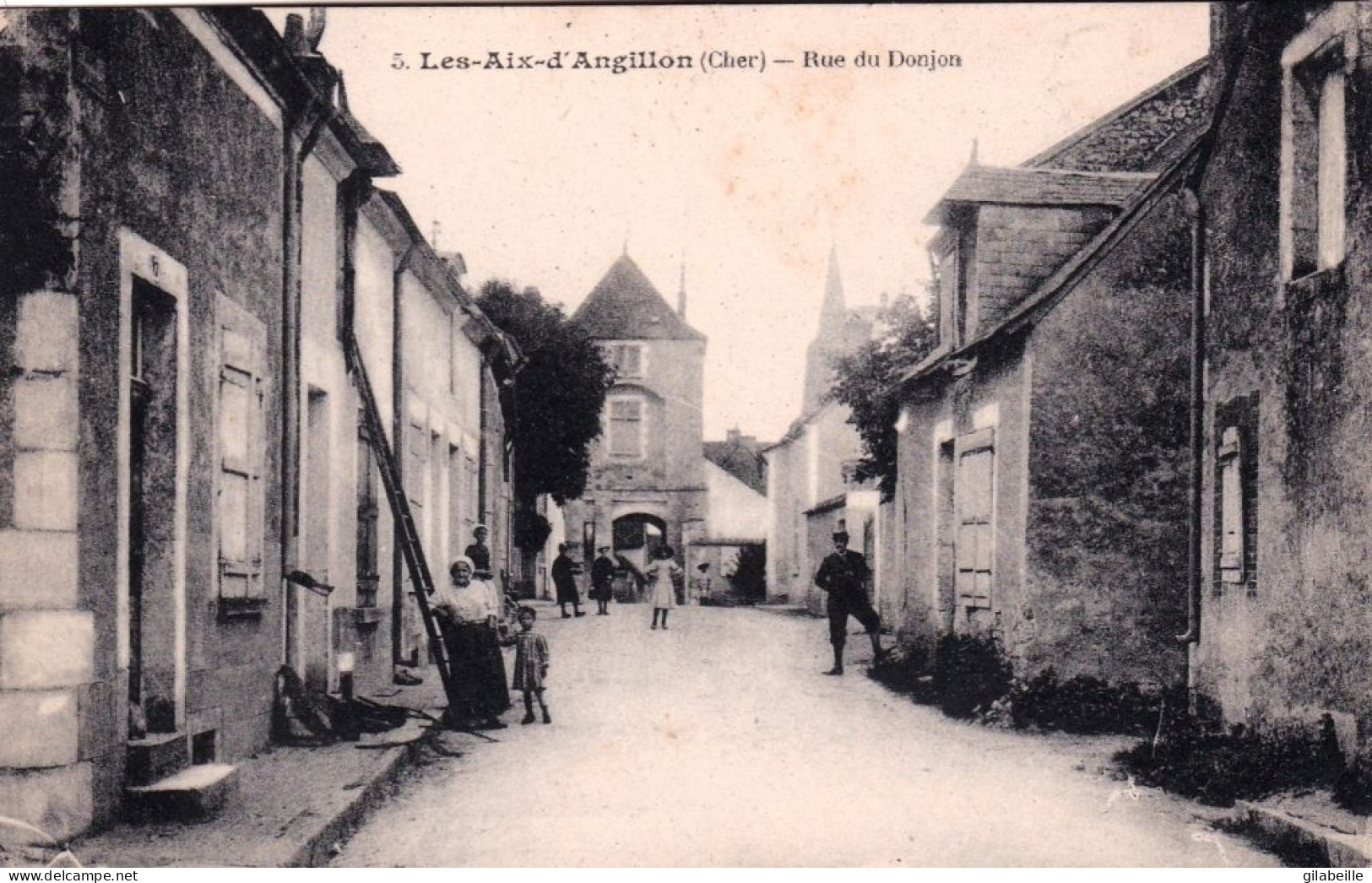 18 - Cher -   LES AIX D ANGILLON - Rue Du Donjon - Les Aix-d'Angillon