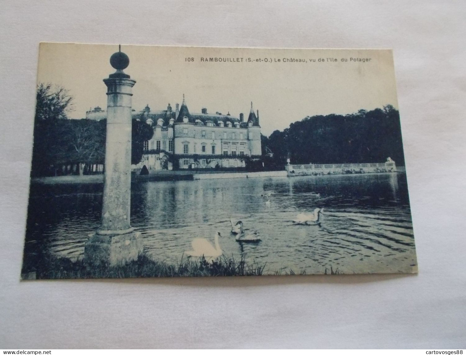 RAMBOUILLET ( 78 Yvelines ) LE  CHATEAU  VU DE L ILE DU POTAGER  DES CYGNES DANS LA PIECE D EAU AU 1er PLAN - Rambouillet (Schloß)